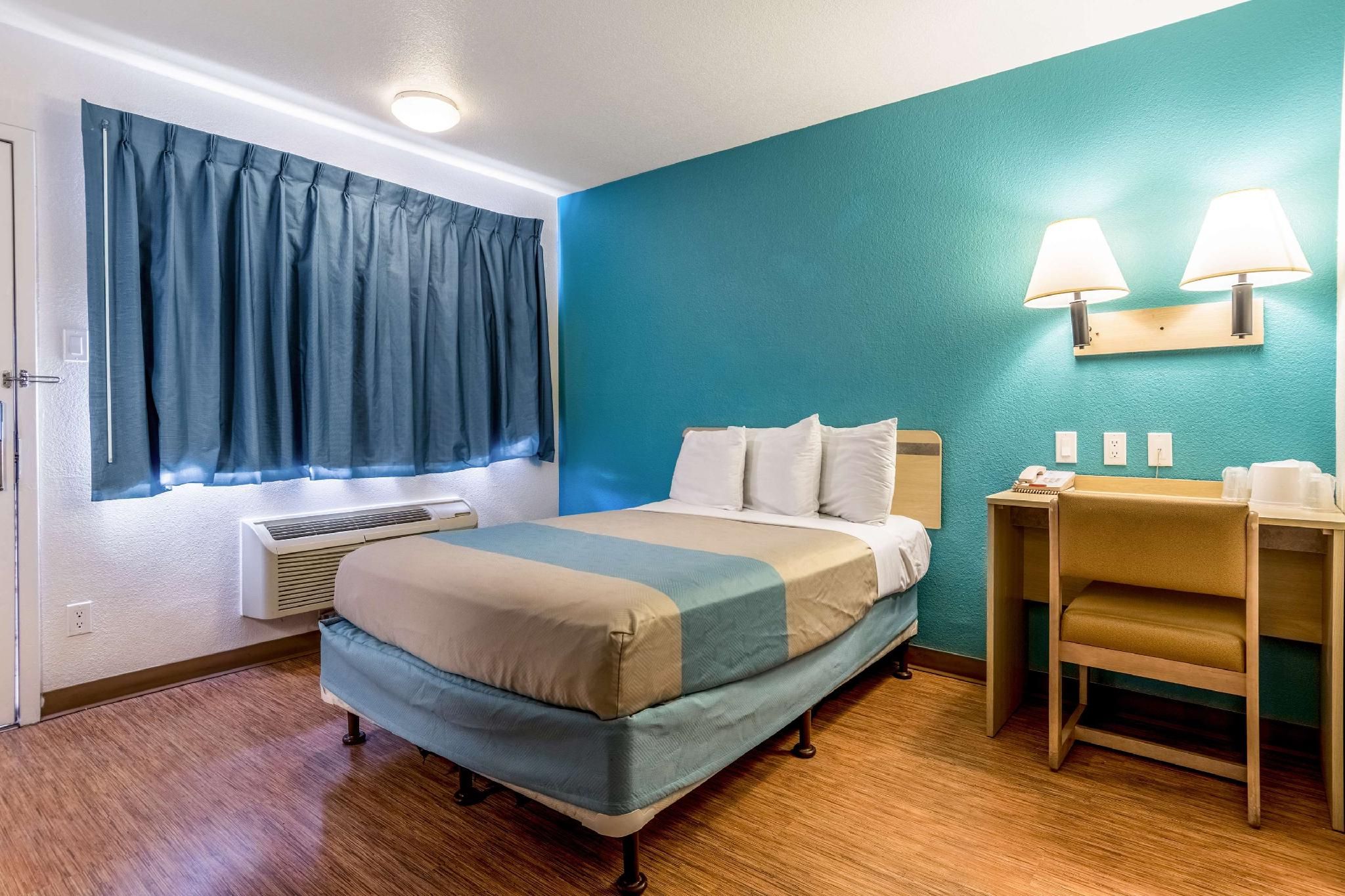 1 FULL BED | MOBILITY ACCESS RI SHWR, NSMK