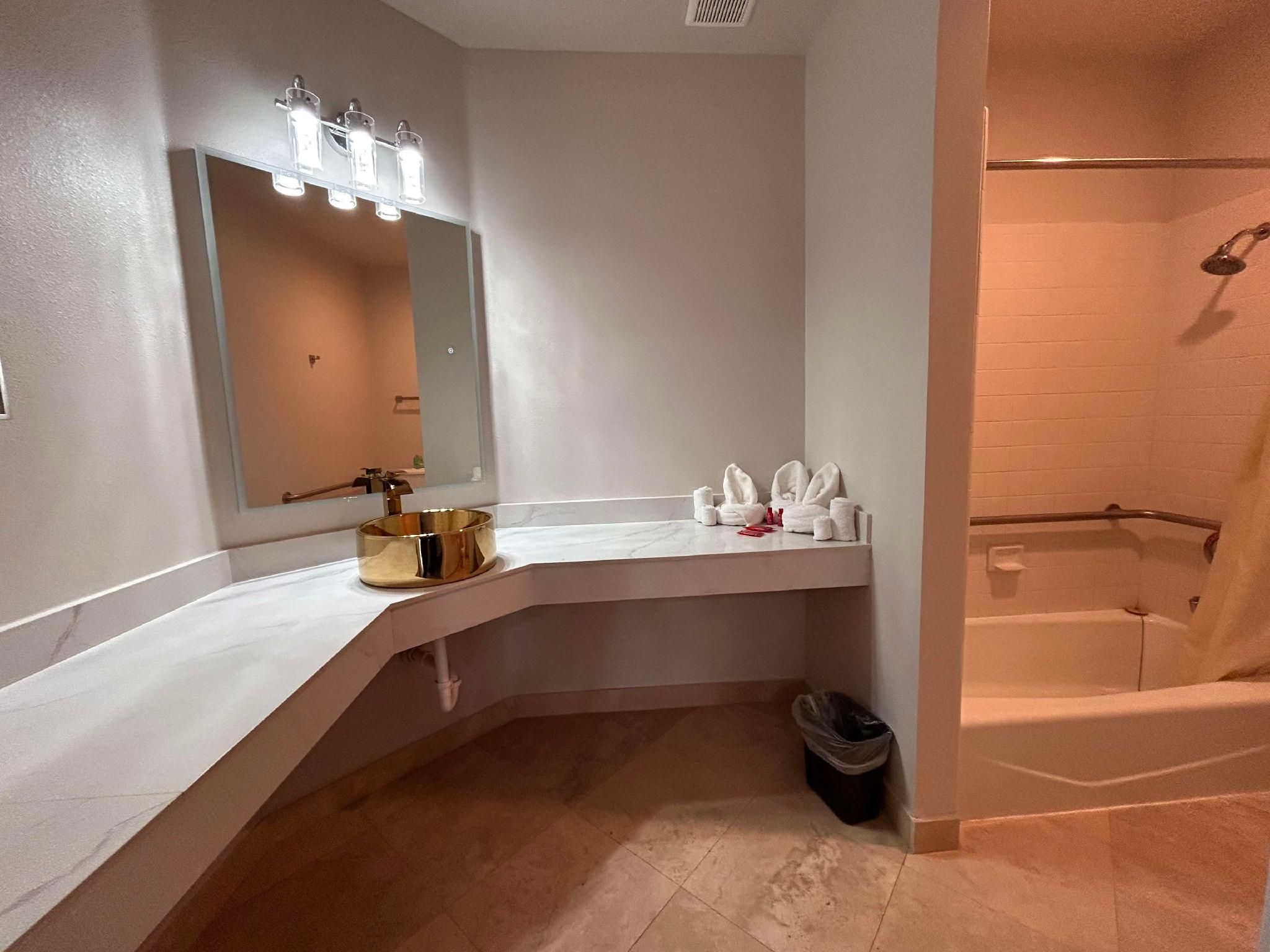 Accessibility - 1 King, Bathtub, Nonsmoking