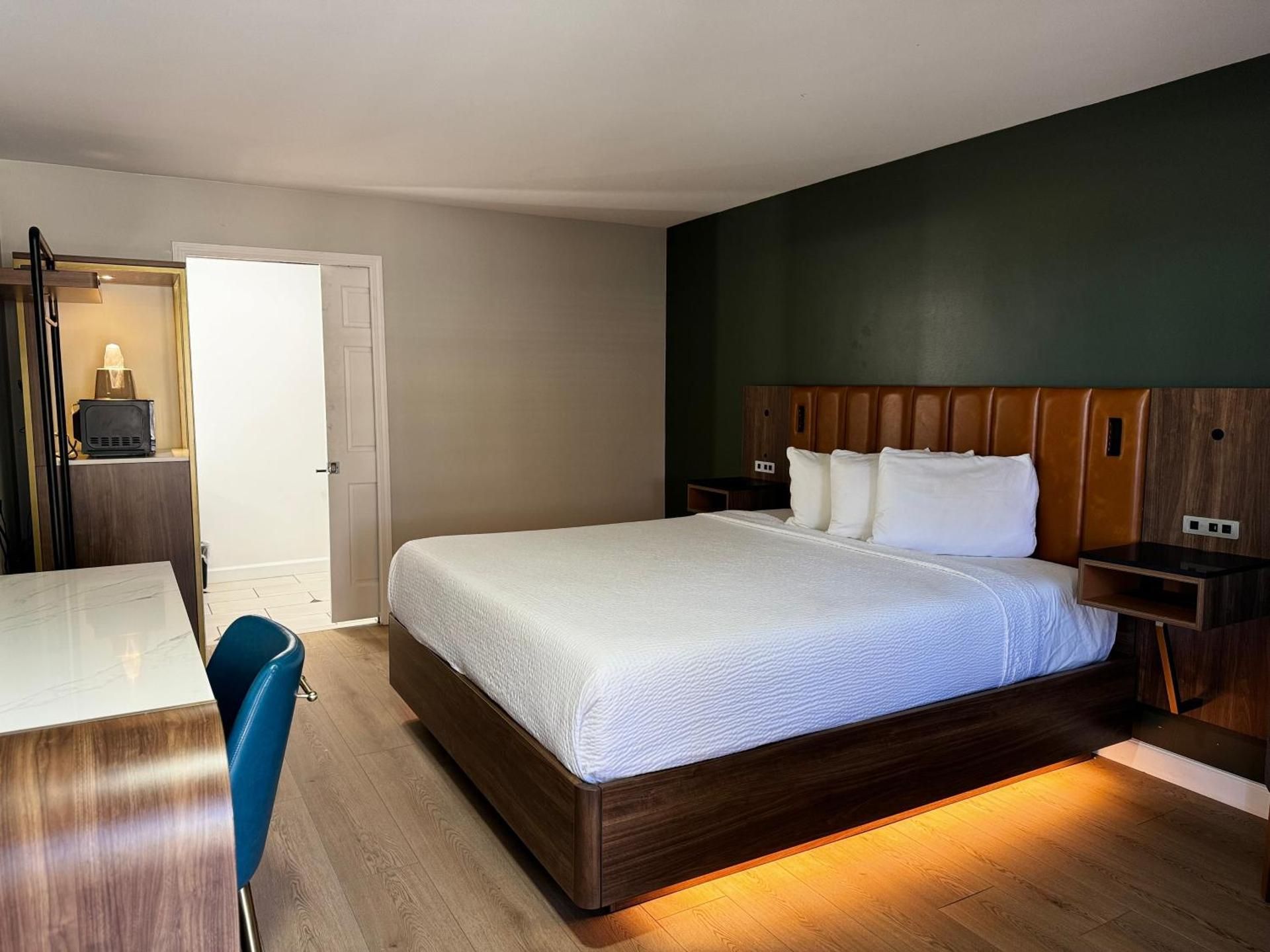 SureStay by Best Western Morgan Hill 1 King Bed, Nonsmoking 2