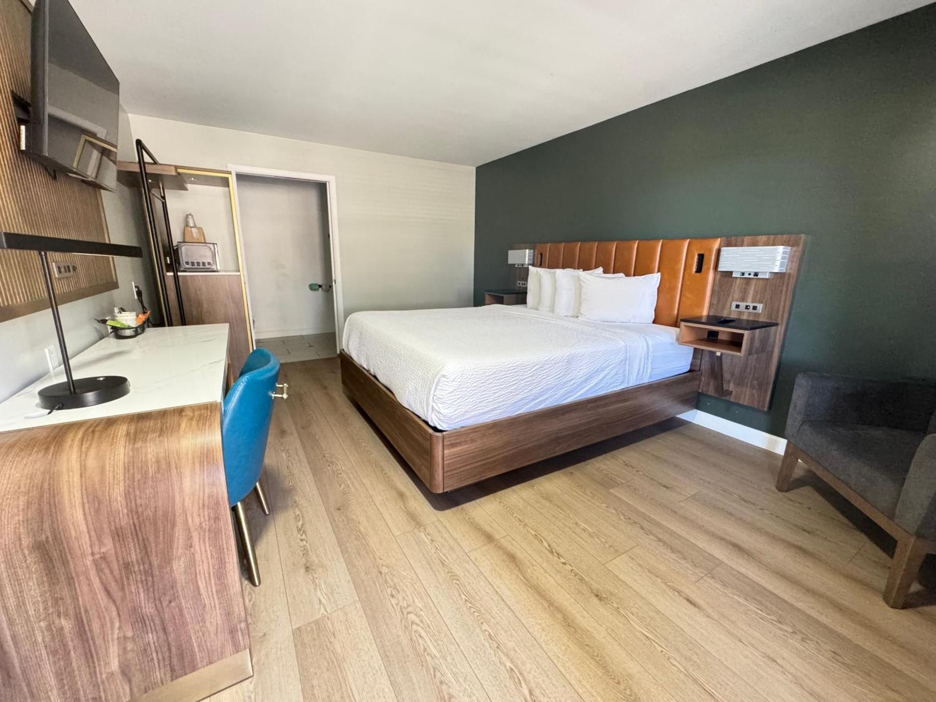 SureStay by Best Western Morgan Hill King Room with Bath Tub - Disability Access/Non-Smoking