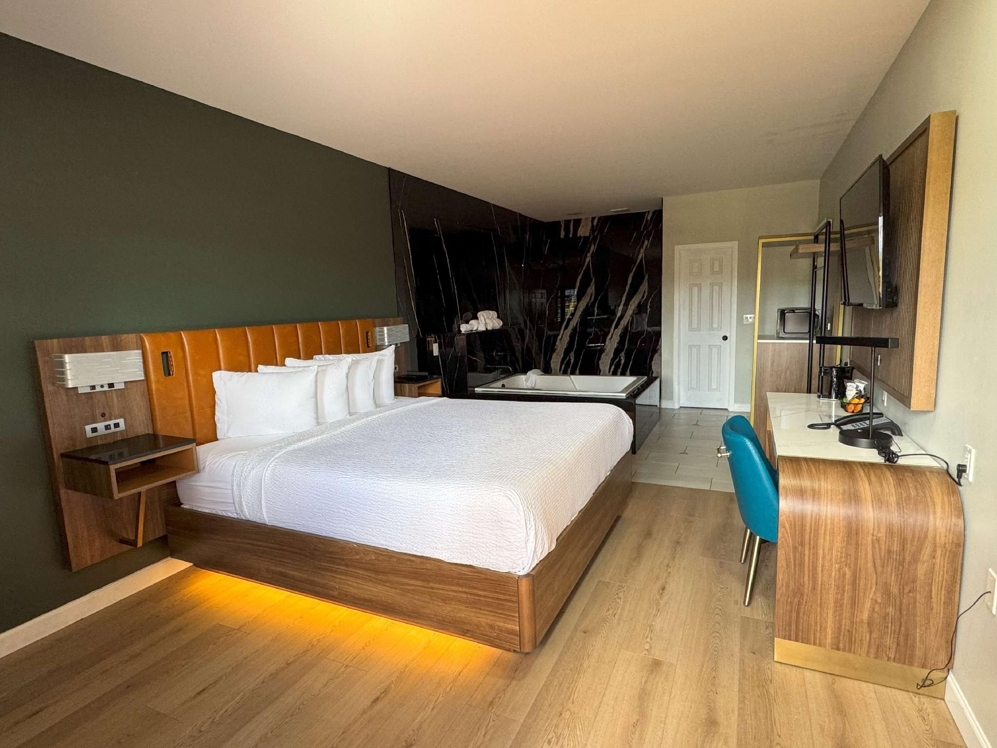 1 King Bed, Nonsmoking, Jetted Tub, Sofa, Walk-in Shower