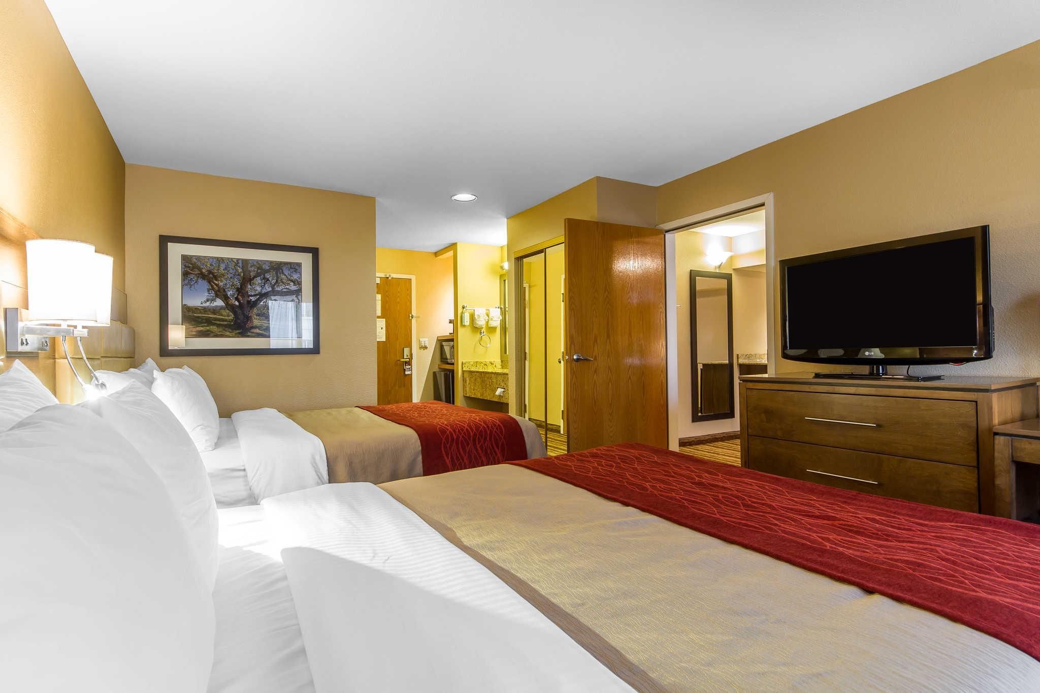 Queen Room with Two Queen Beds - Smoking