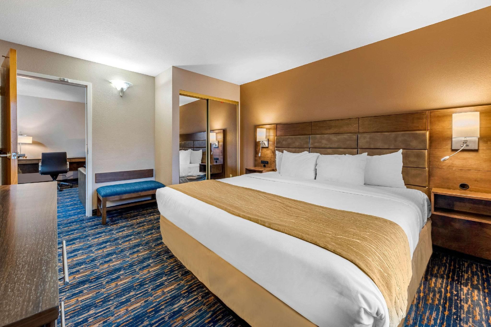 1 King Bed, Suite, Non-Smoking