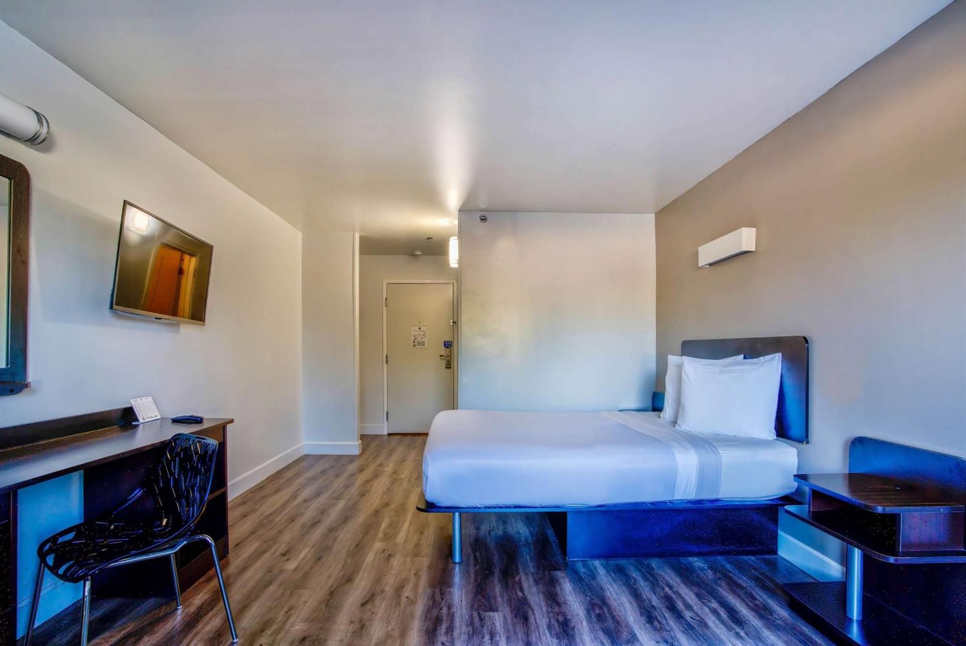 Motel 6 Hesperia, CA - West Main Street - I-15 Standard Suite - Smoking