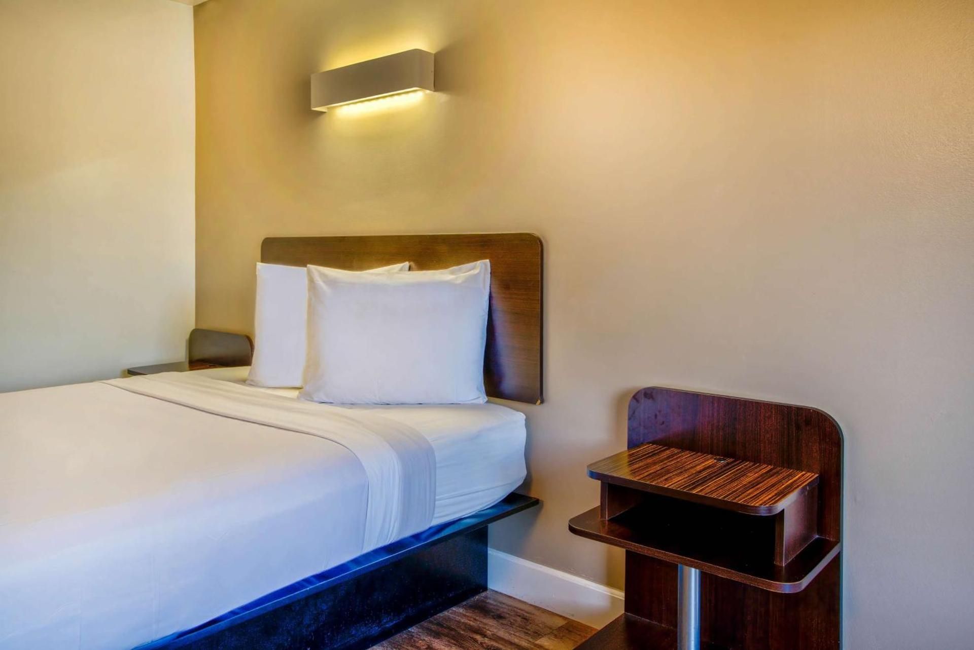 Motel 6 Hesperia, CA - West Main Street - I-15 Standard Suite - Smoking 2