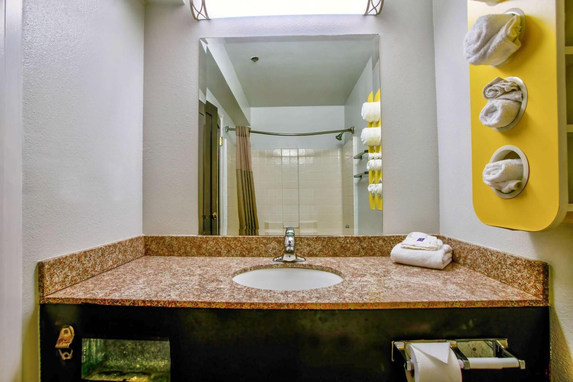 Motel 6 Hesperia, CA - West Main Street - I-15 Standard Suite - Smoking 3