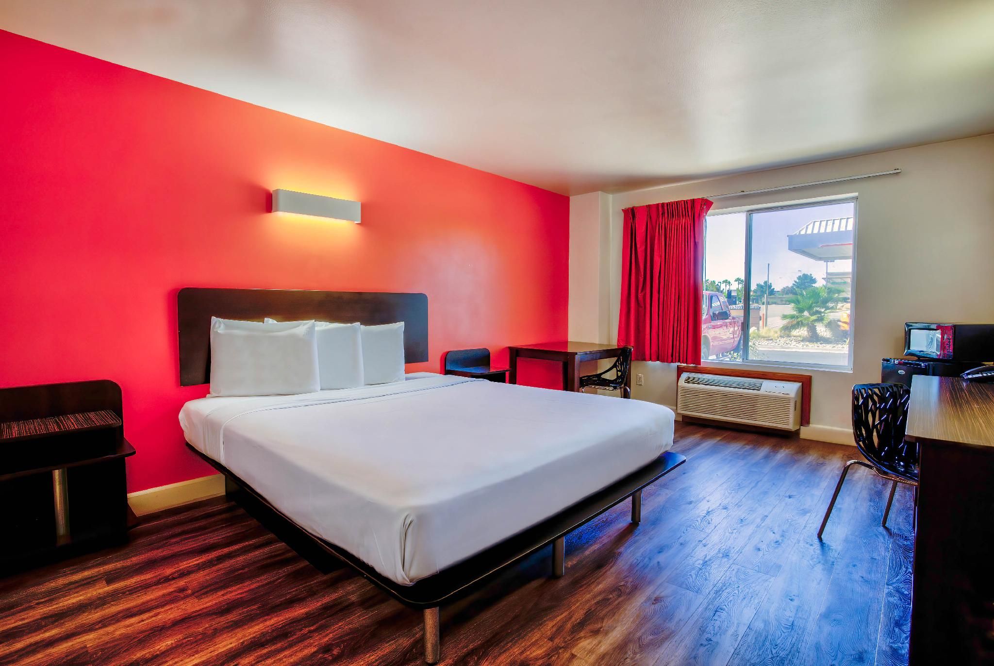 1 QUEEN BED | SMOKING