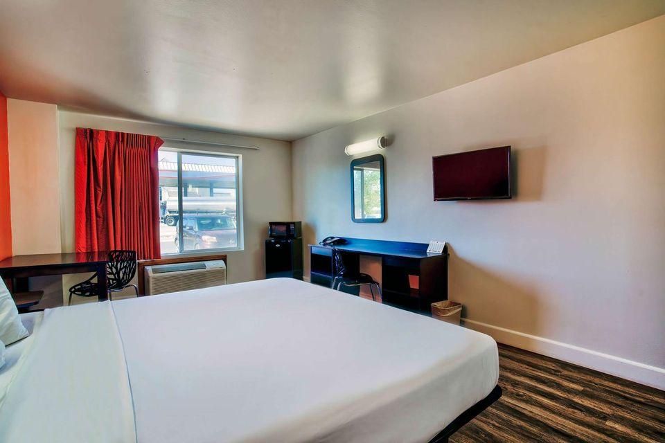 Deluxe King Room - Smoking