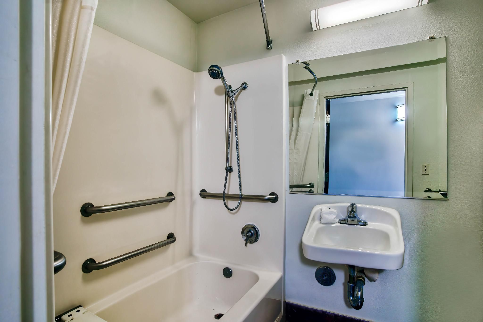 1 Queen Bed | Mobility Accessible Tub Nsmk