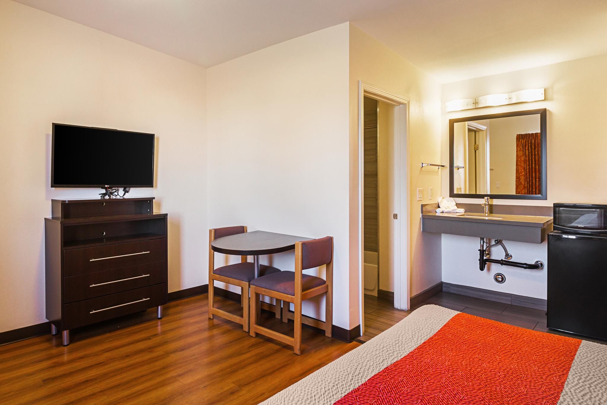 1 King Bed | Non-Smoking, Micfridge