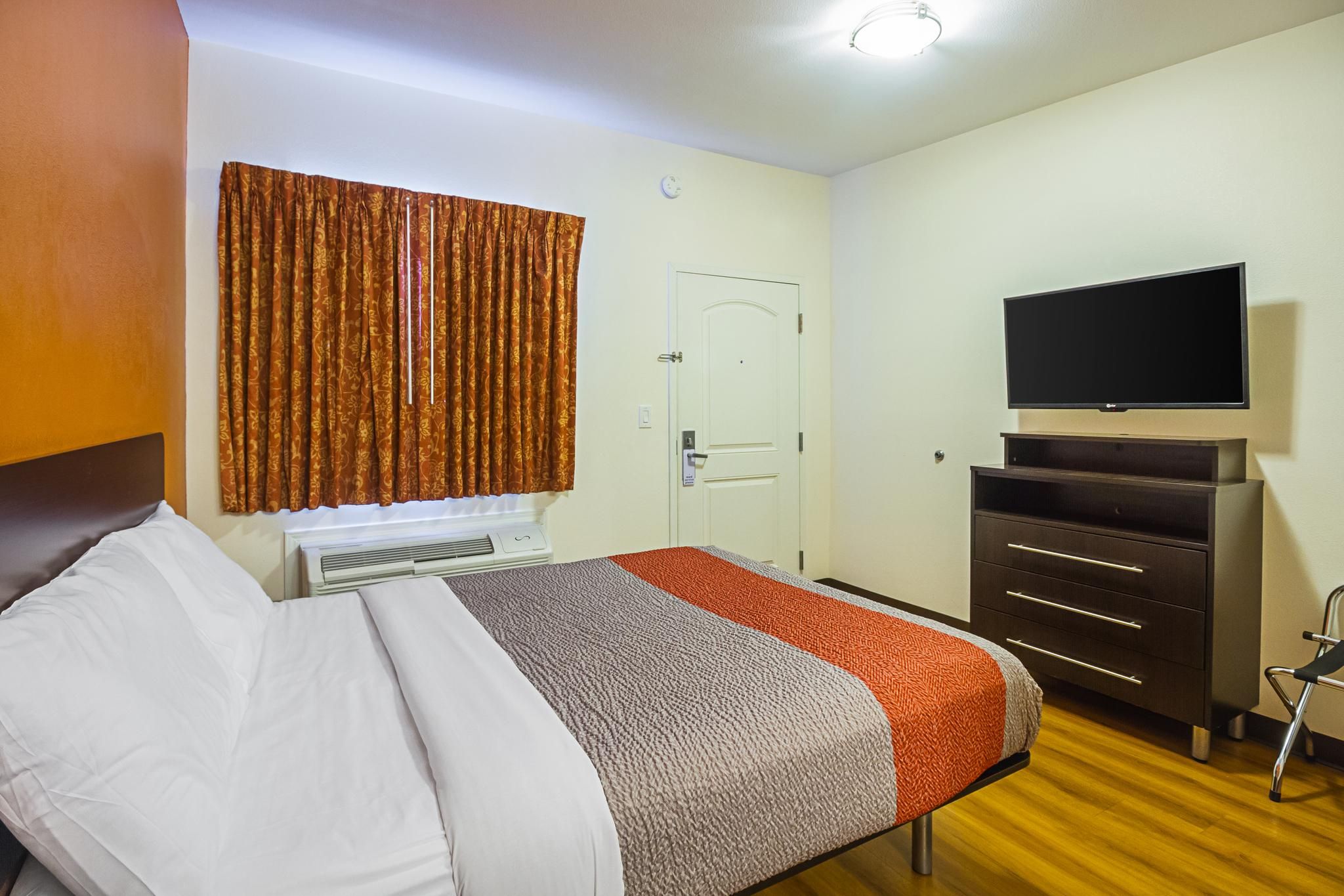 Motel 6 Hesperia, CA - East 1 FULL BED | MOBIL ACC TUB NSMK MICFRIDGE 2