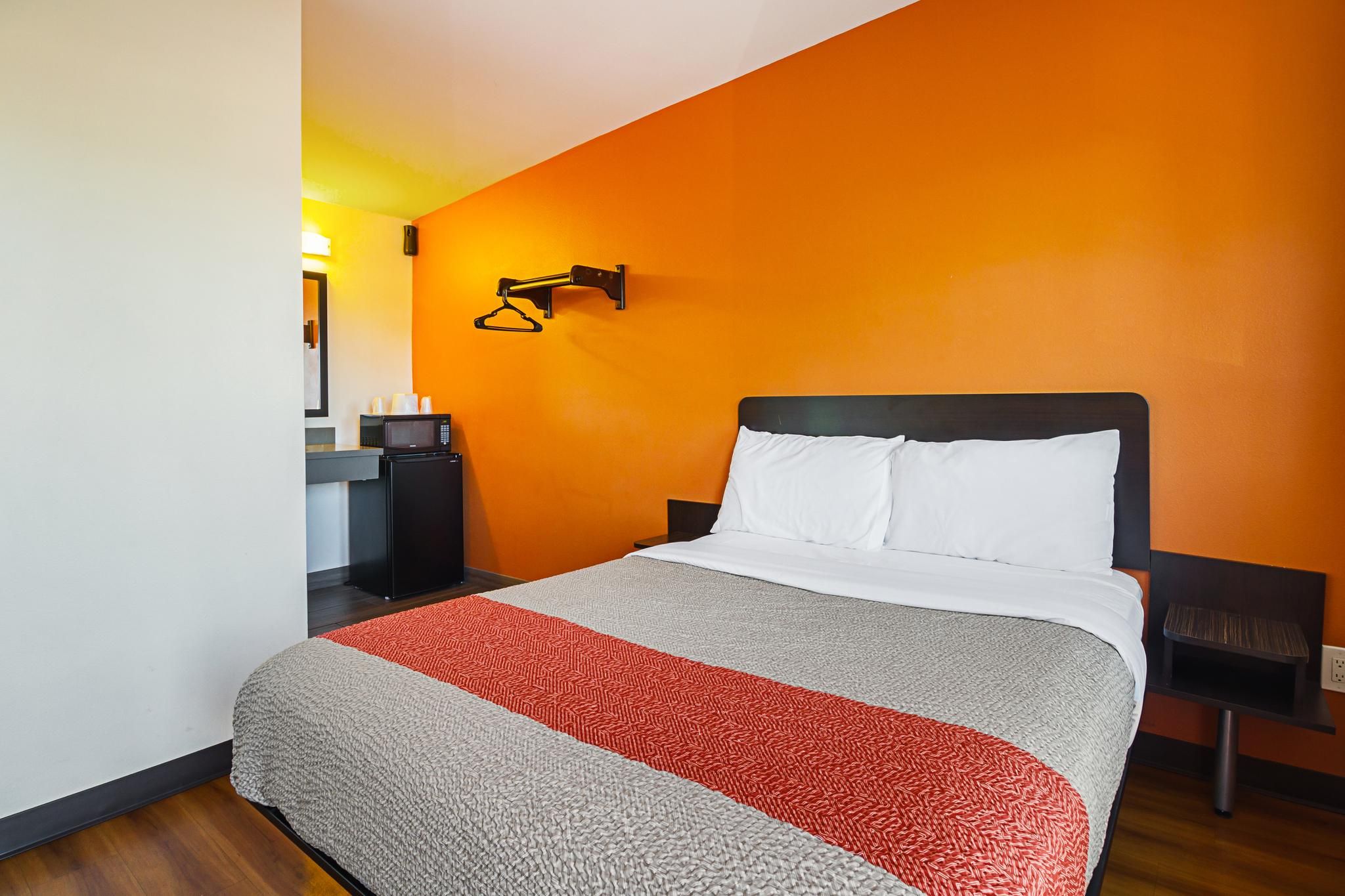 Motel 6 Hesperia, CA - East 1 FULL BED | MOBIL ACC TUB NSMK MICFRIDGE