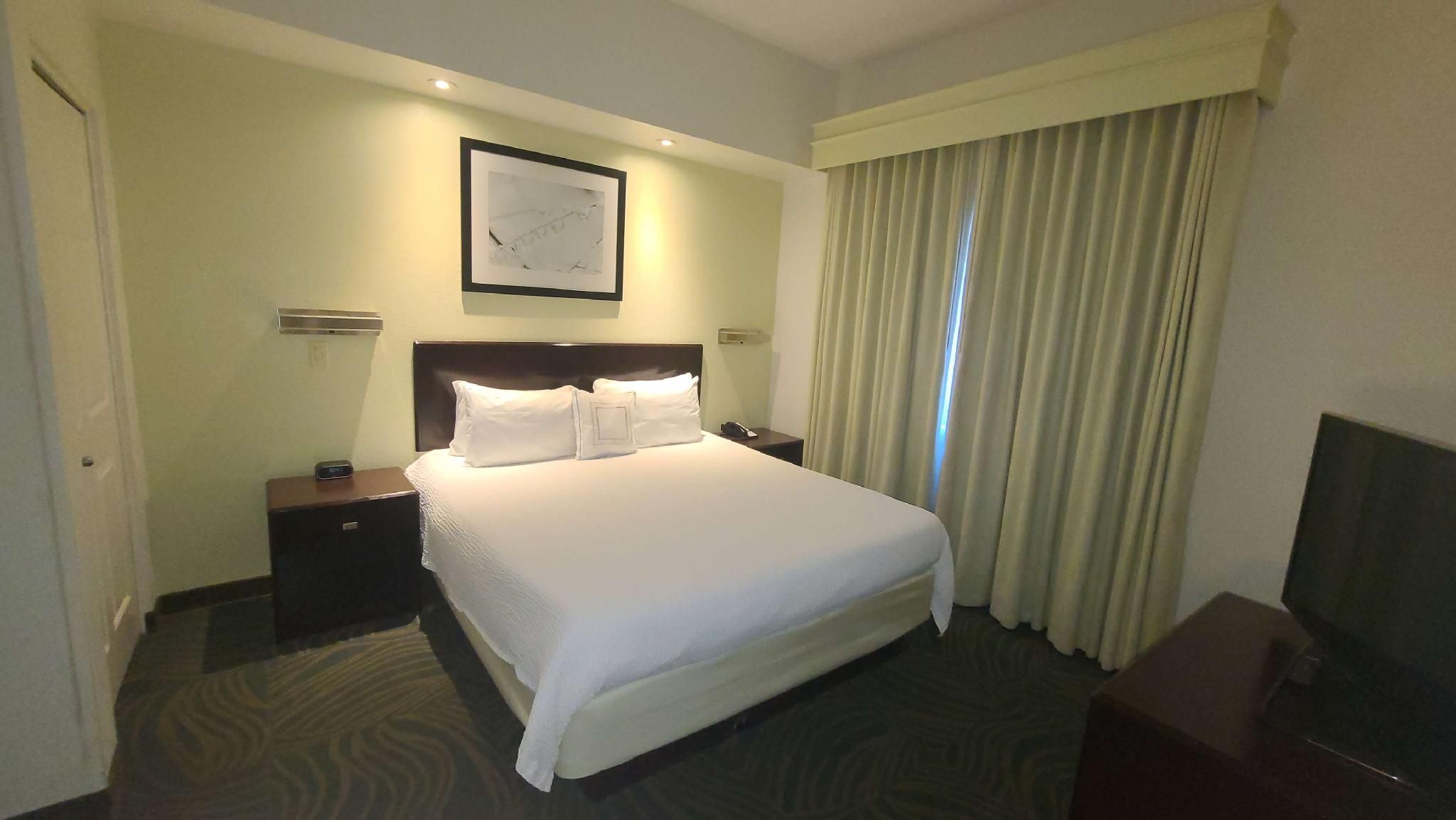 Suite - 1 King 1 Queen, Nonsmoking, Two Bedrooms, Sofabed, Living Room