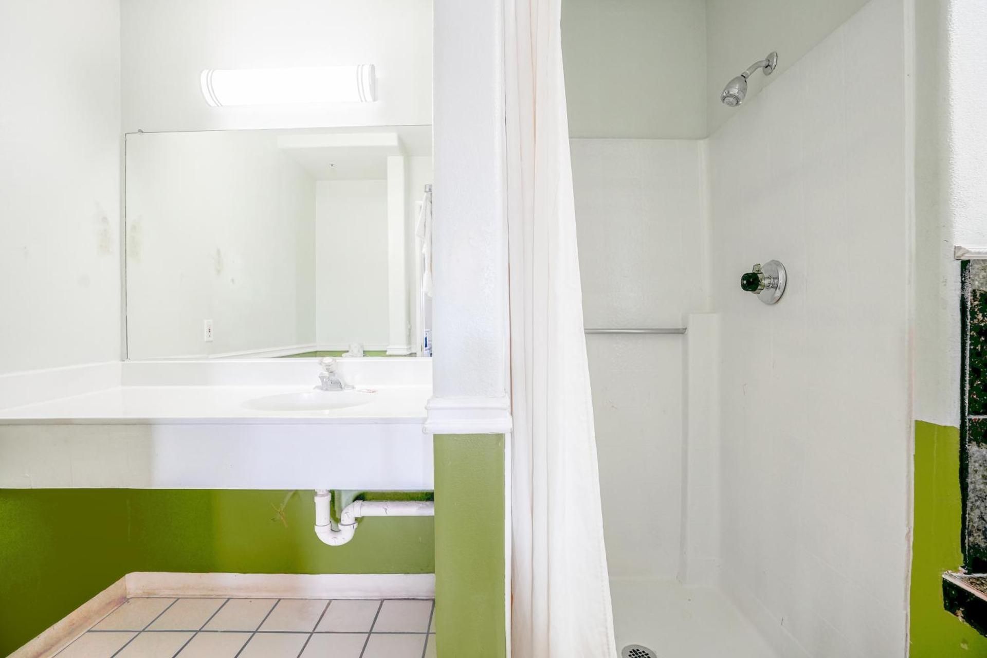 Day & Night Inn  King Bed Smoking 2