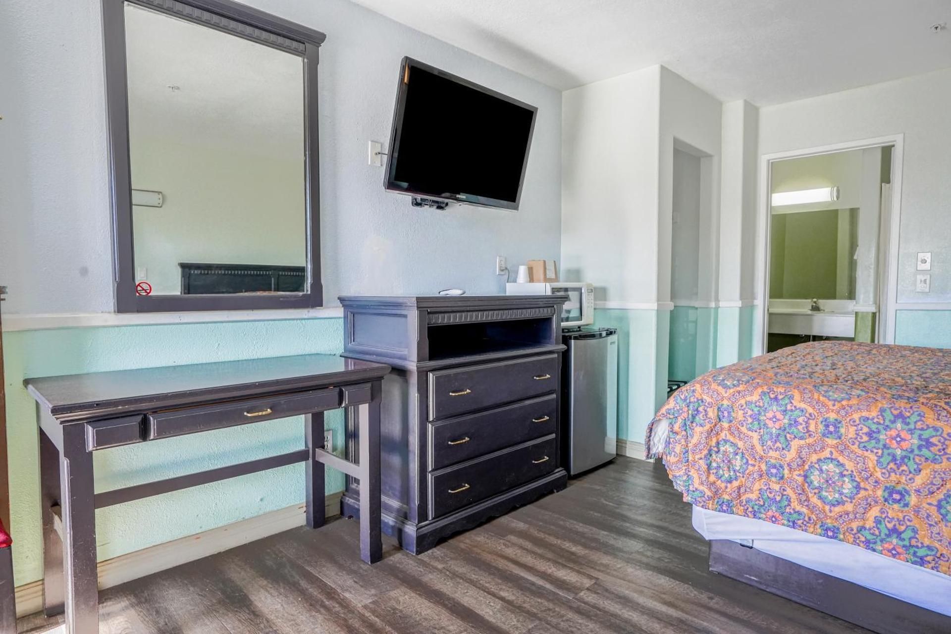 Day & Night Inn  King Bed Smoking 3