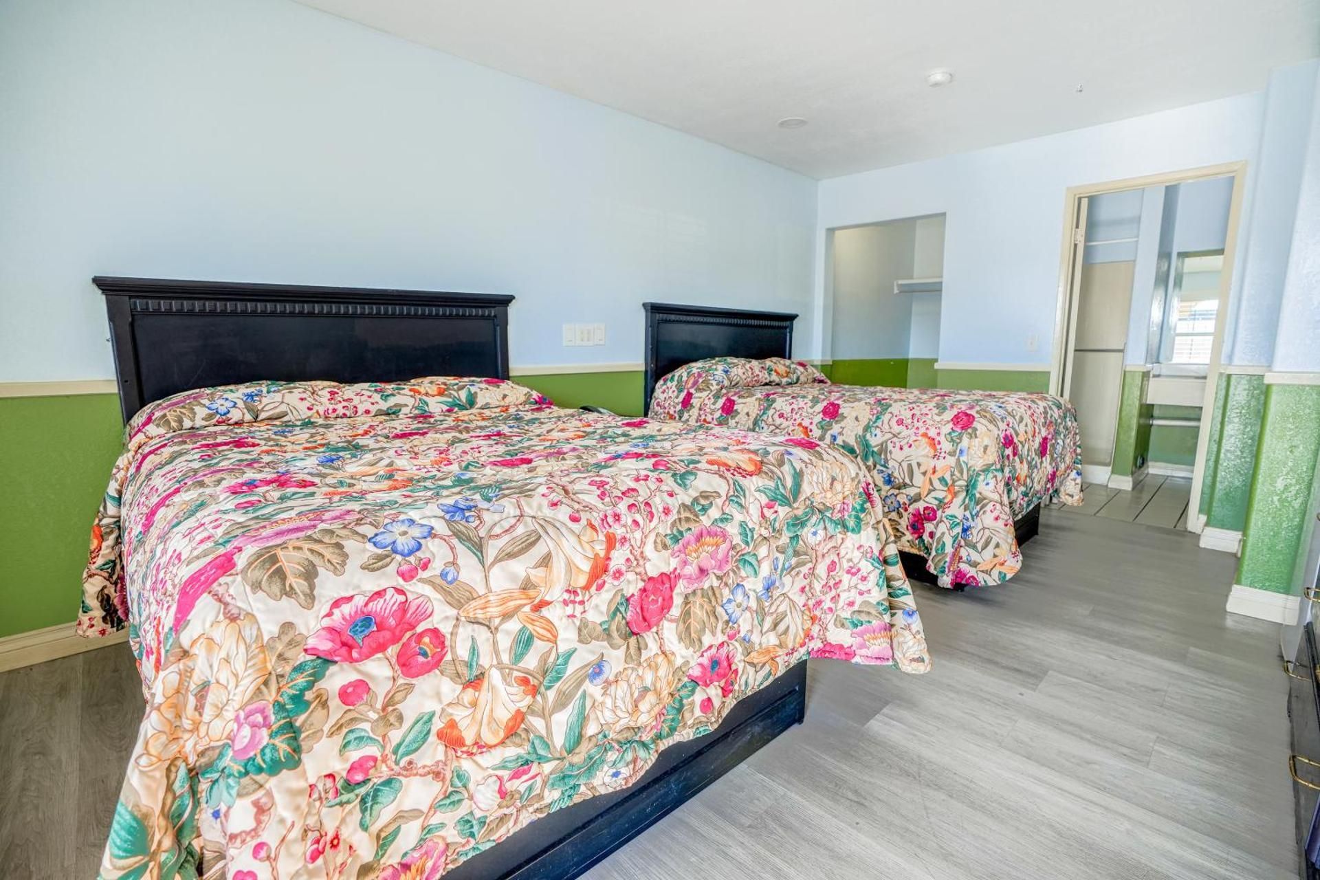 Day & Night Inn  2 Queen Bed Smoking 2