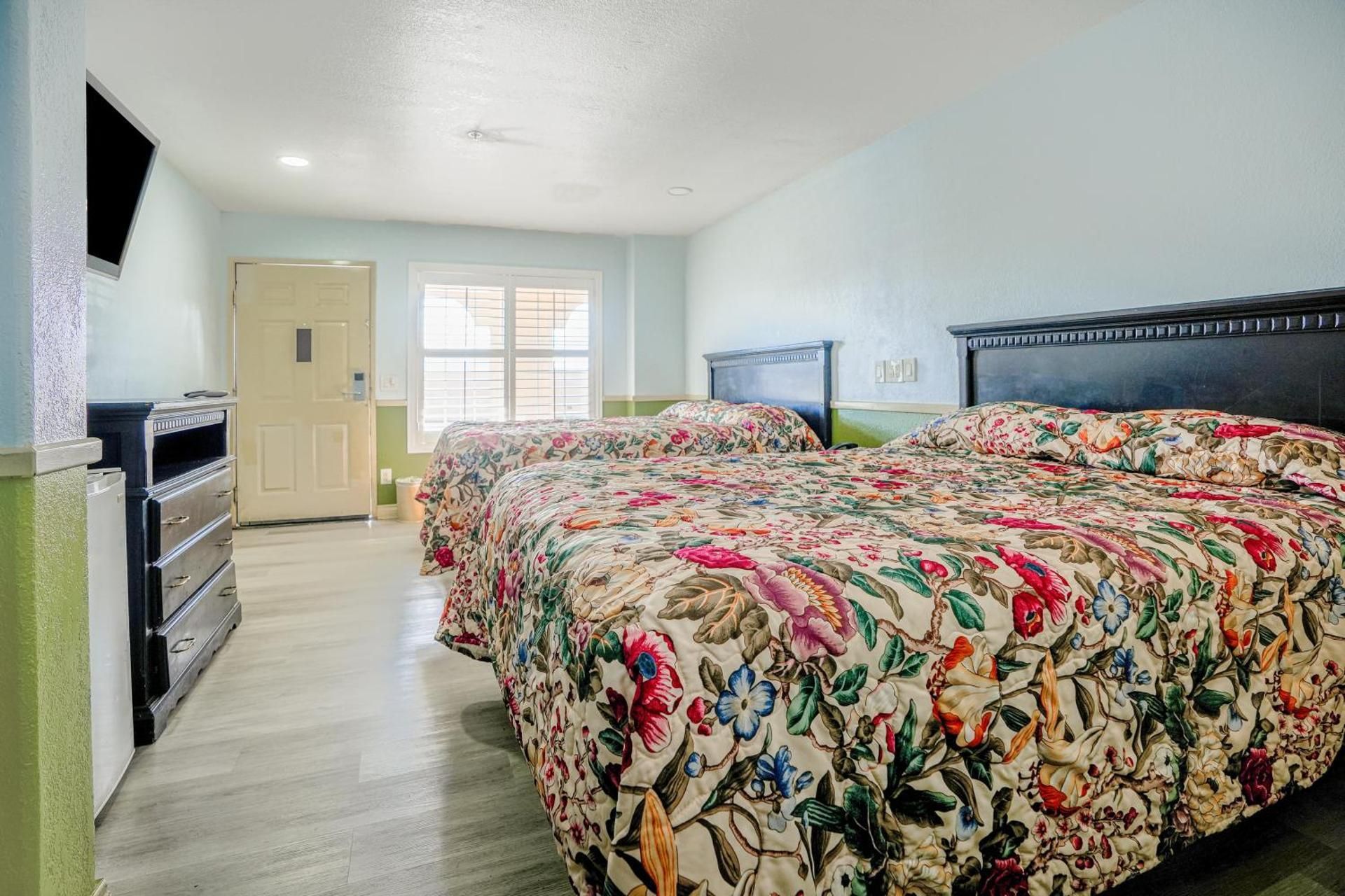 Day & Night Inn  2 Queen Bed Smoking