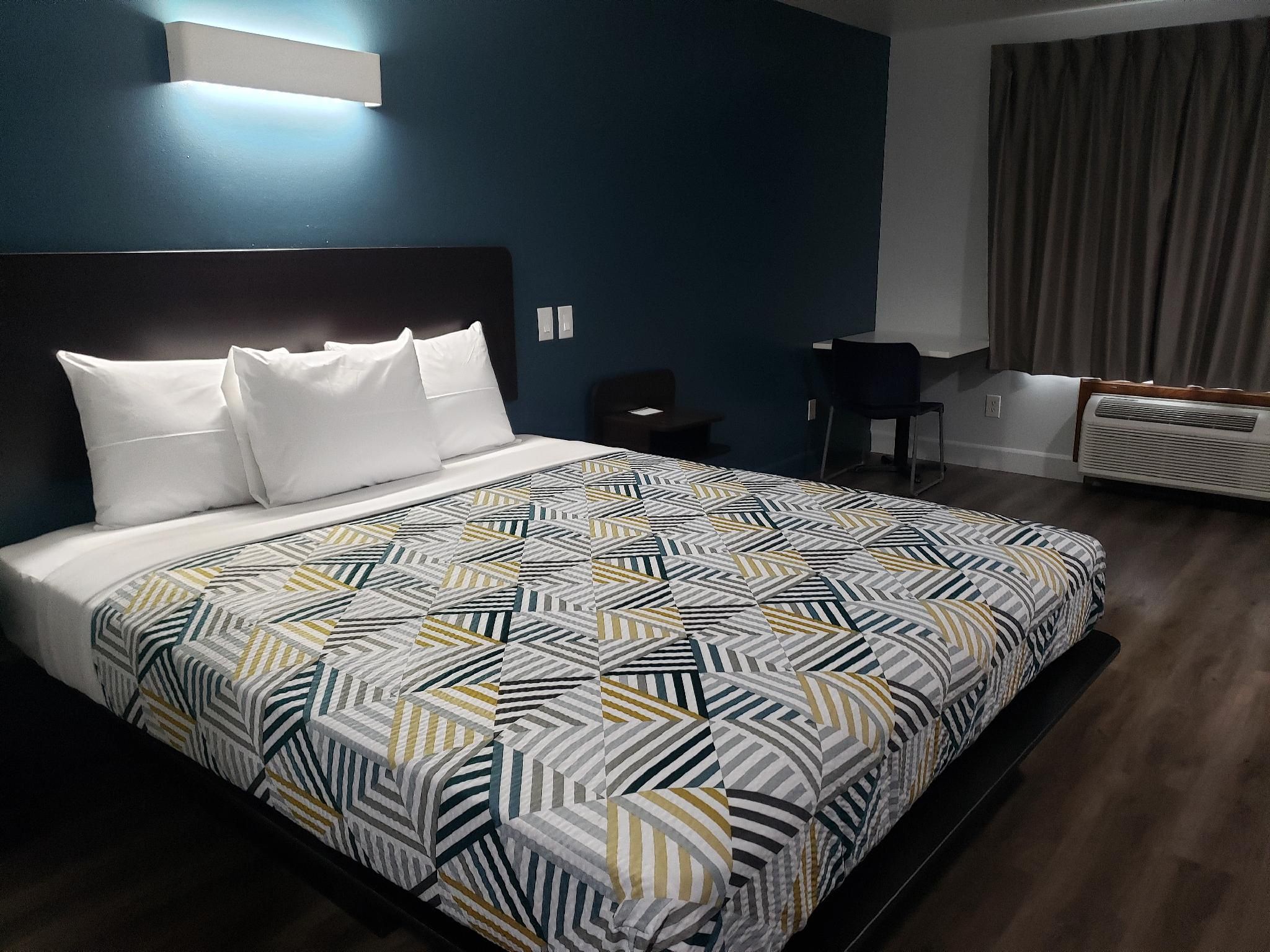 1 Queen Bed | Non-Smoking, Micfridge