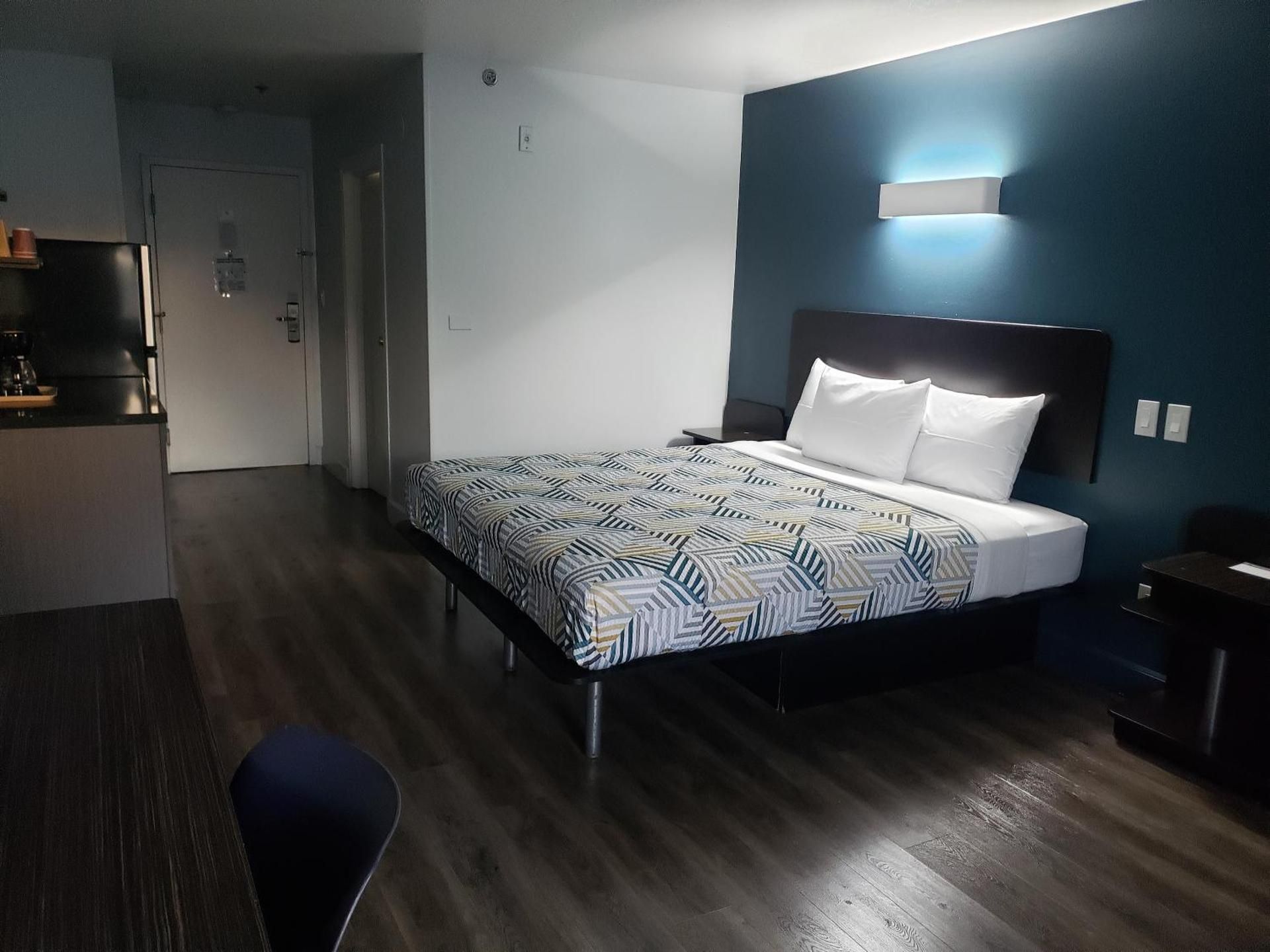 Studio 6 Suites Hesperia, CA – West Main Street – I-15 Queen Room