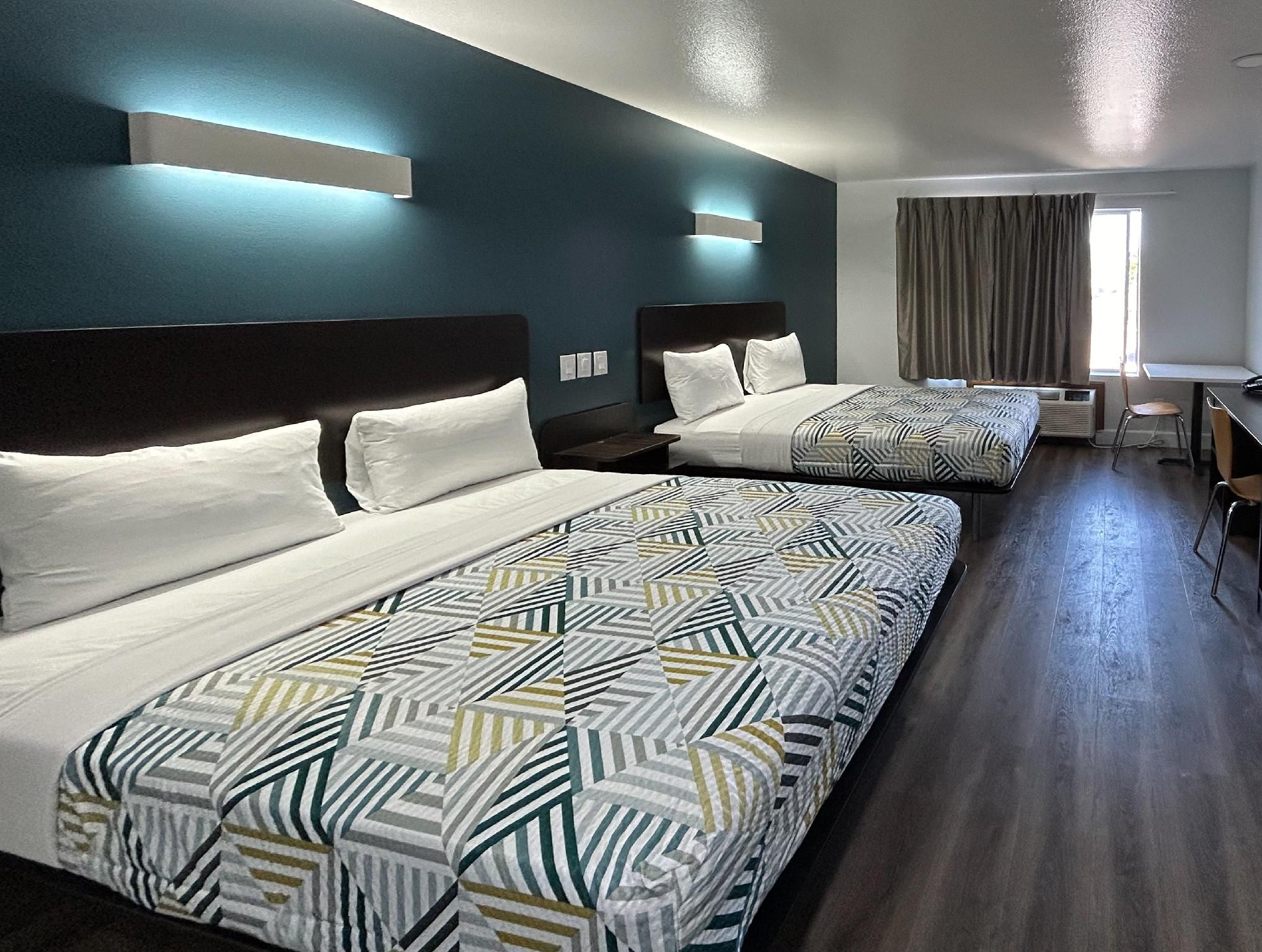 2 Queen Beds | Smoking, Micfridge