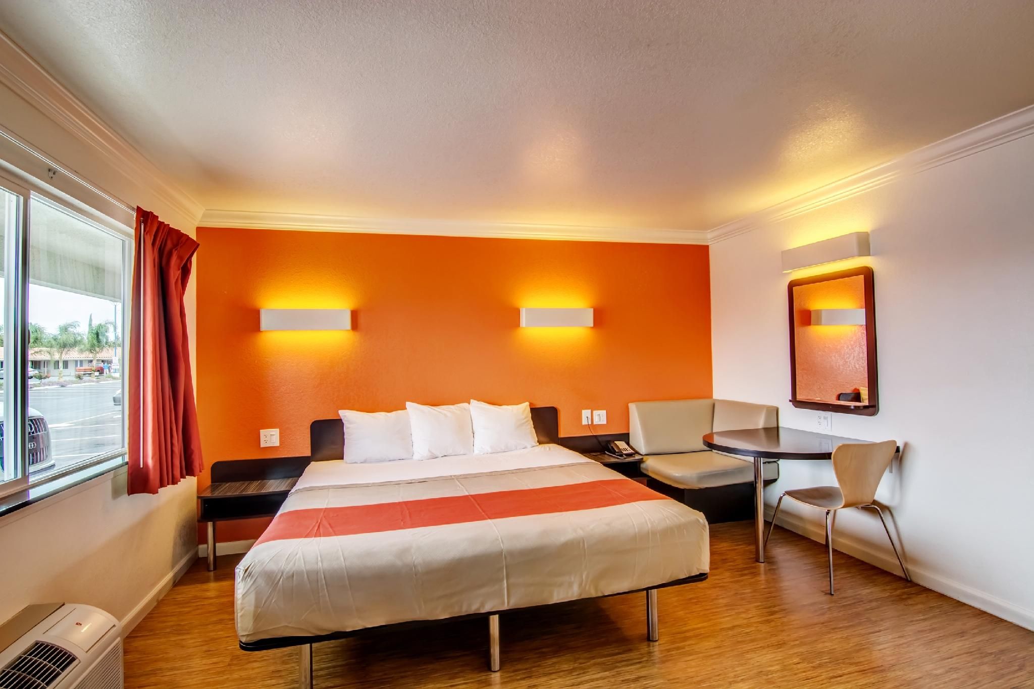 1 KING BED | ACCESSIBLE, SMOKING