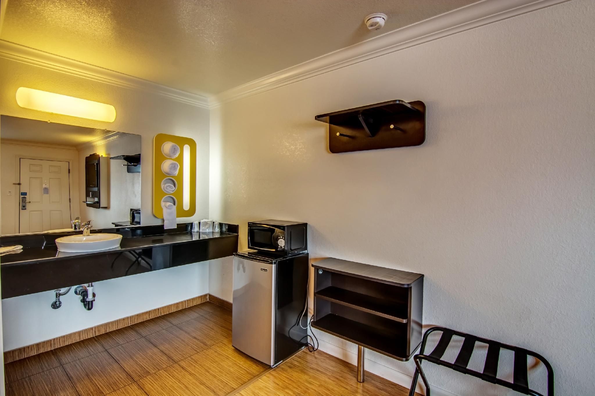 Motel 6 Manteca, CA 2 QUEEN BEDS | SMOKING 3