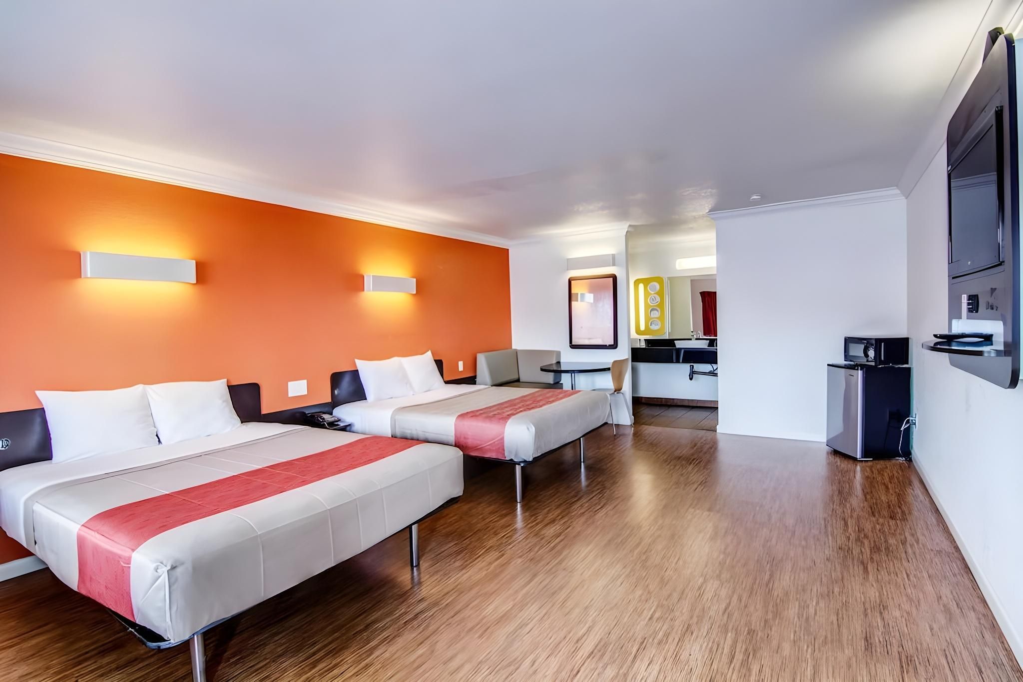 Motel 6 Manteca, CA Queen Room with Two Queen Beds - Smoking