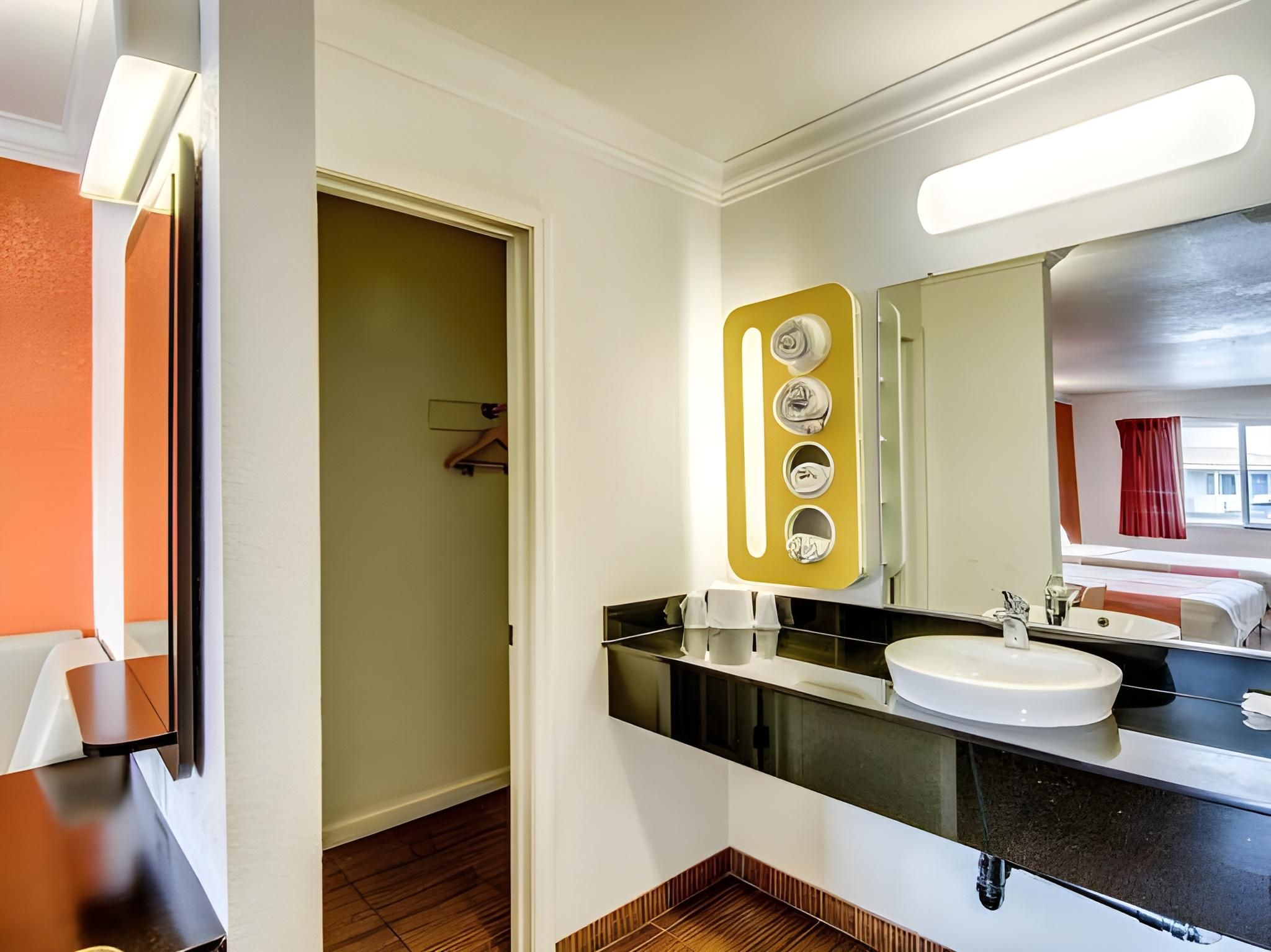 Motel 6 Manteca, CA Queen Room with Two Queen Beds - Smoking 2