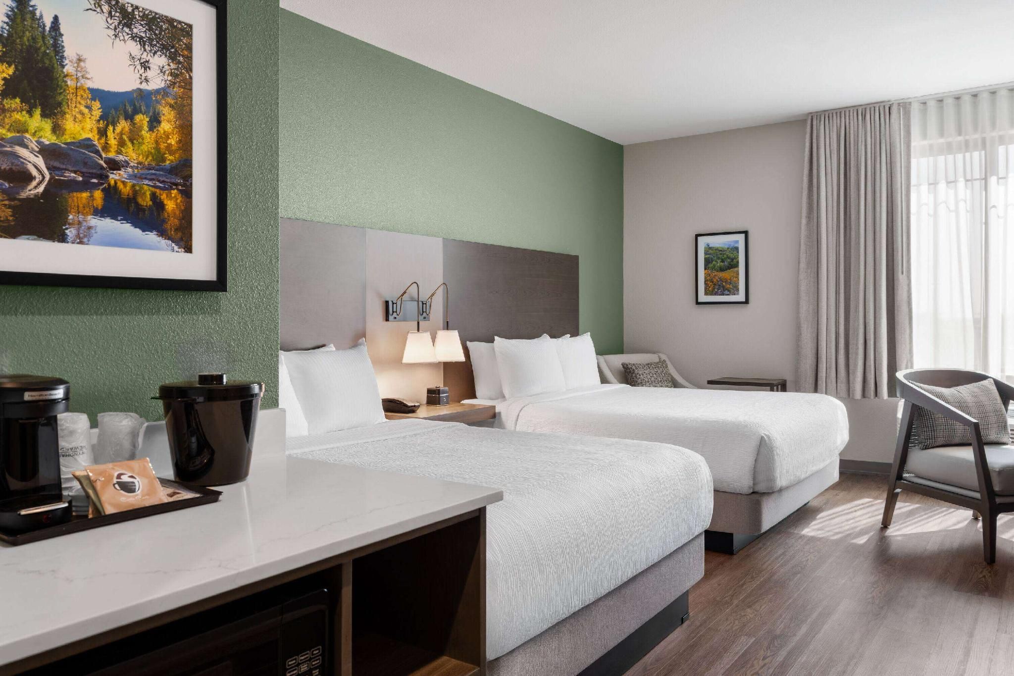 2 Queen Beds, Standard Room, Bathtub