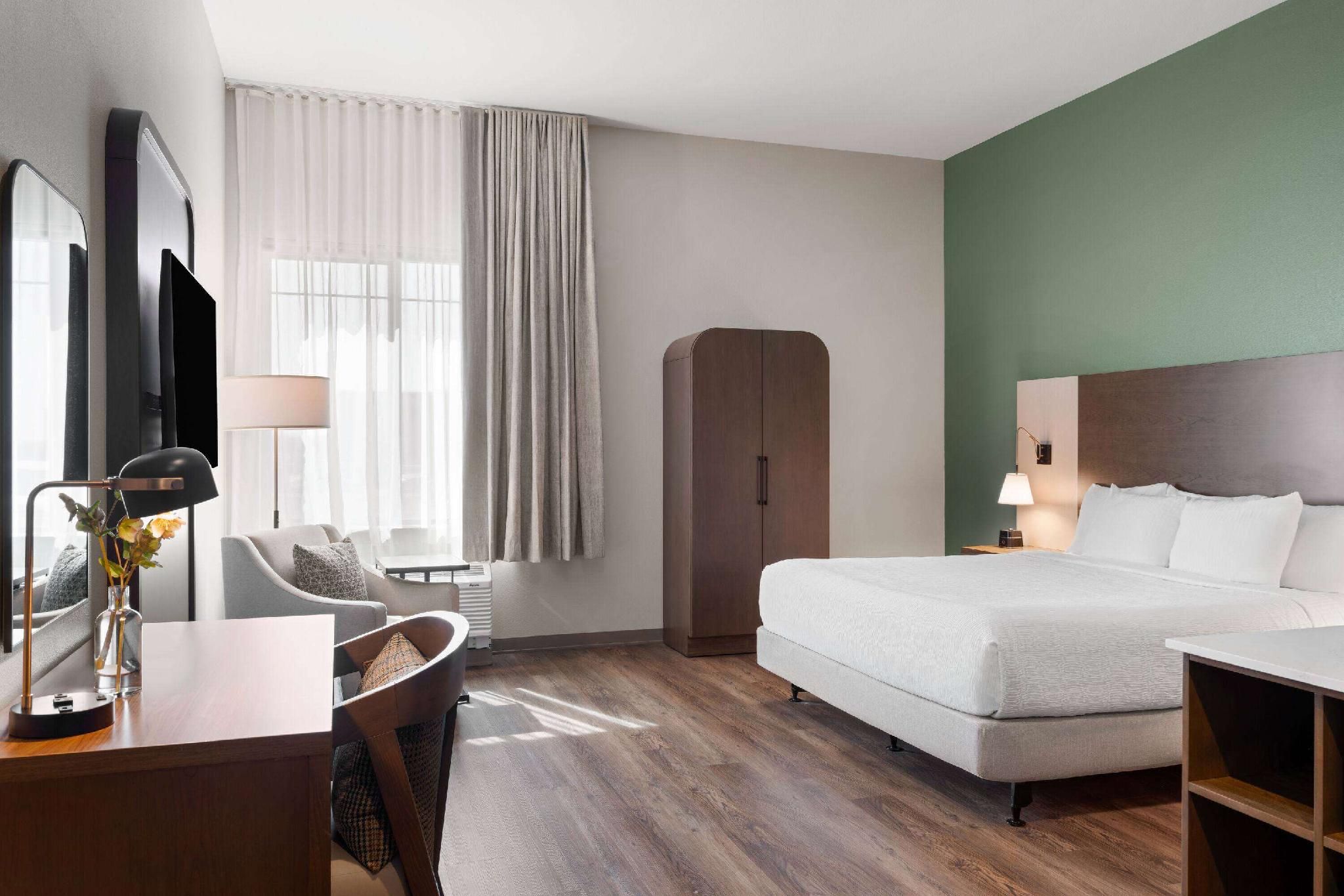 1 King Bed, Mobility/Hearing Accessible Room, Roll-In Shower