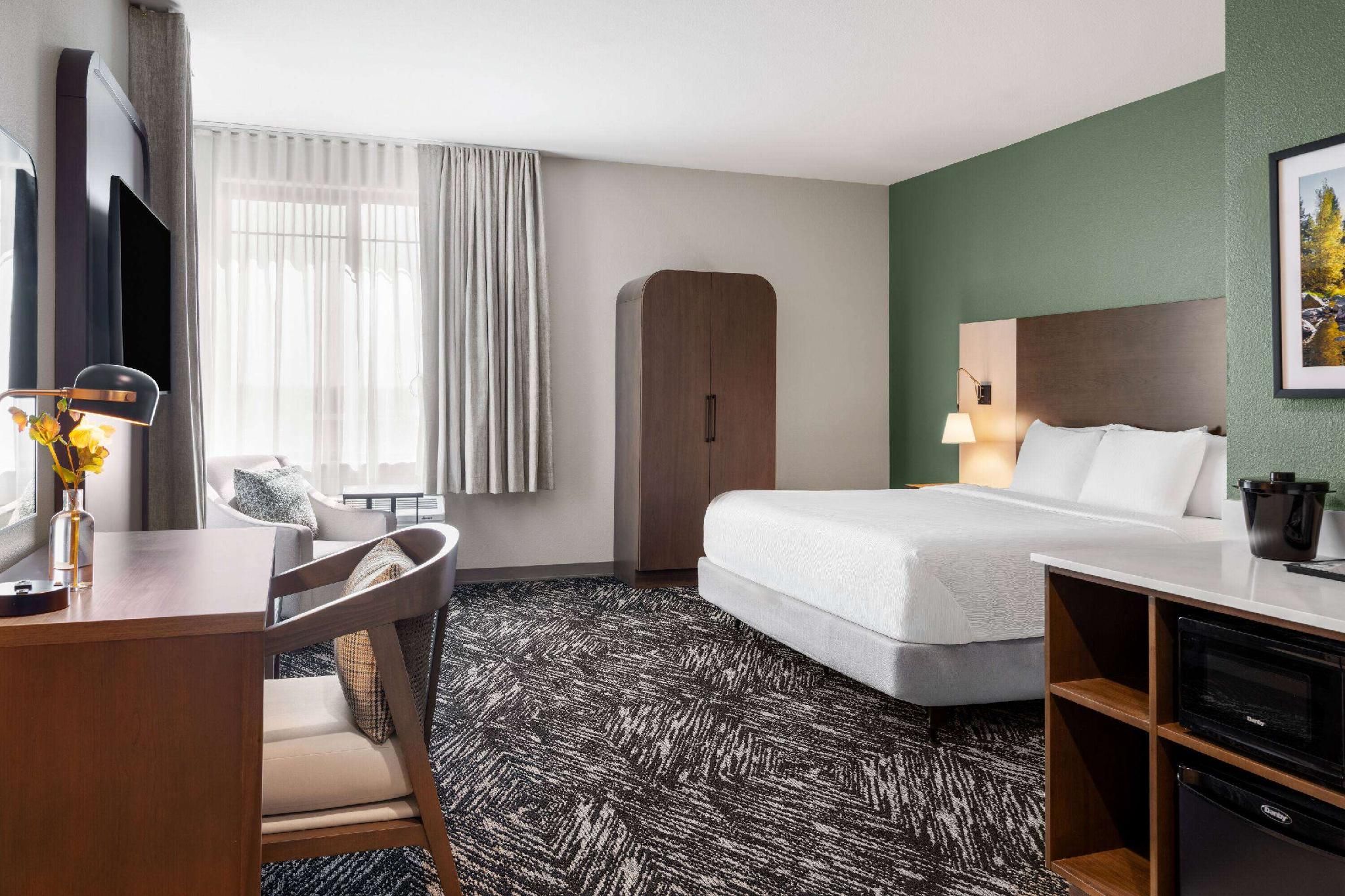 1 King Bed, Extended Mobility/Hearing Accessible Room, Bathtub w/ Grab Bars