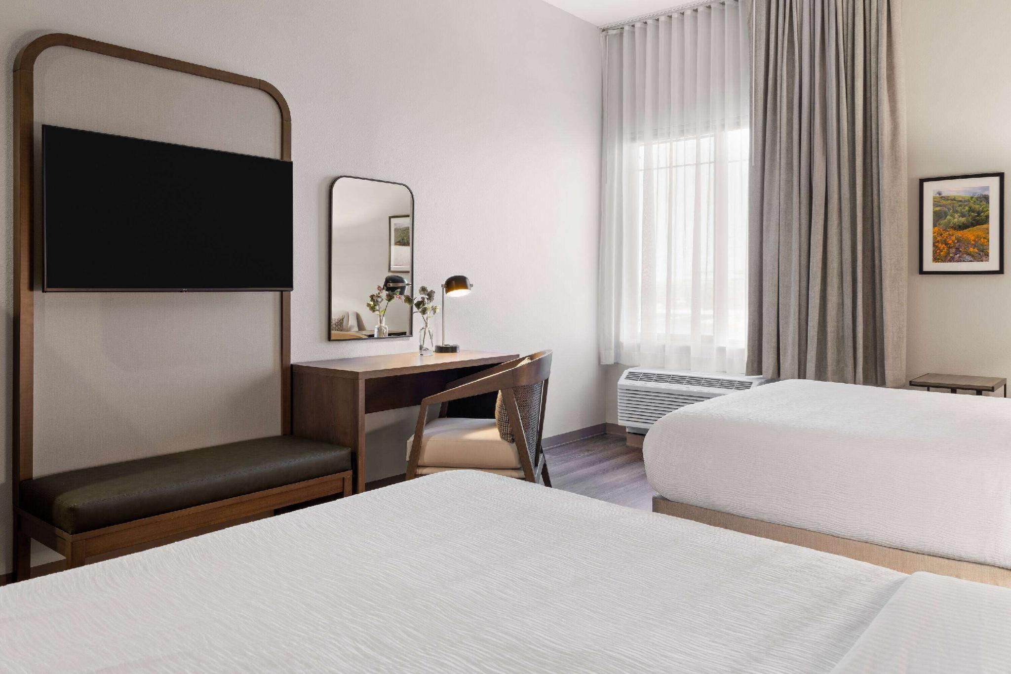 2 Queen Beds, Mobility/Hearing Accessible Room, Roll-In Shower