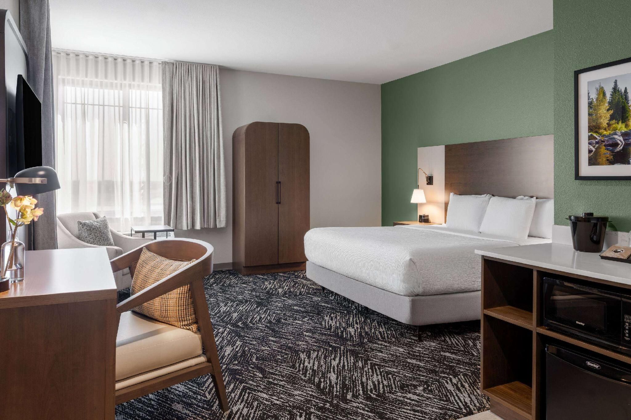 1 King Bed, Mobility/Hearing Accessible Room, Bathtub w/ Grab Bars