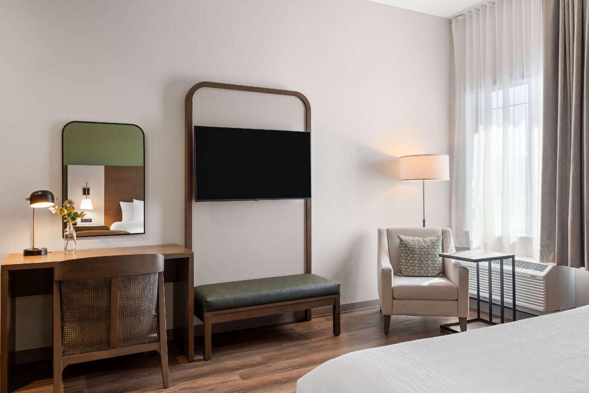 1 King Bed, Mobility/Hearing Accessible Room, Roll-In Shower