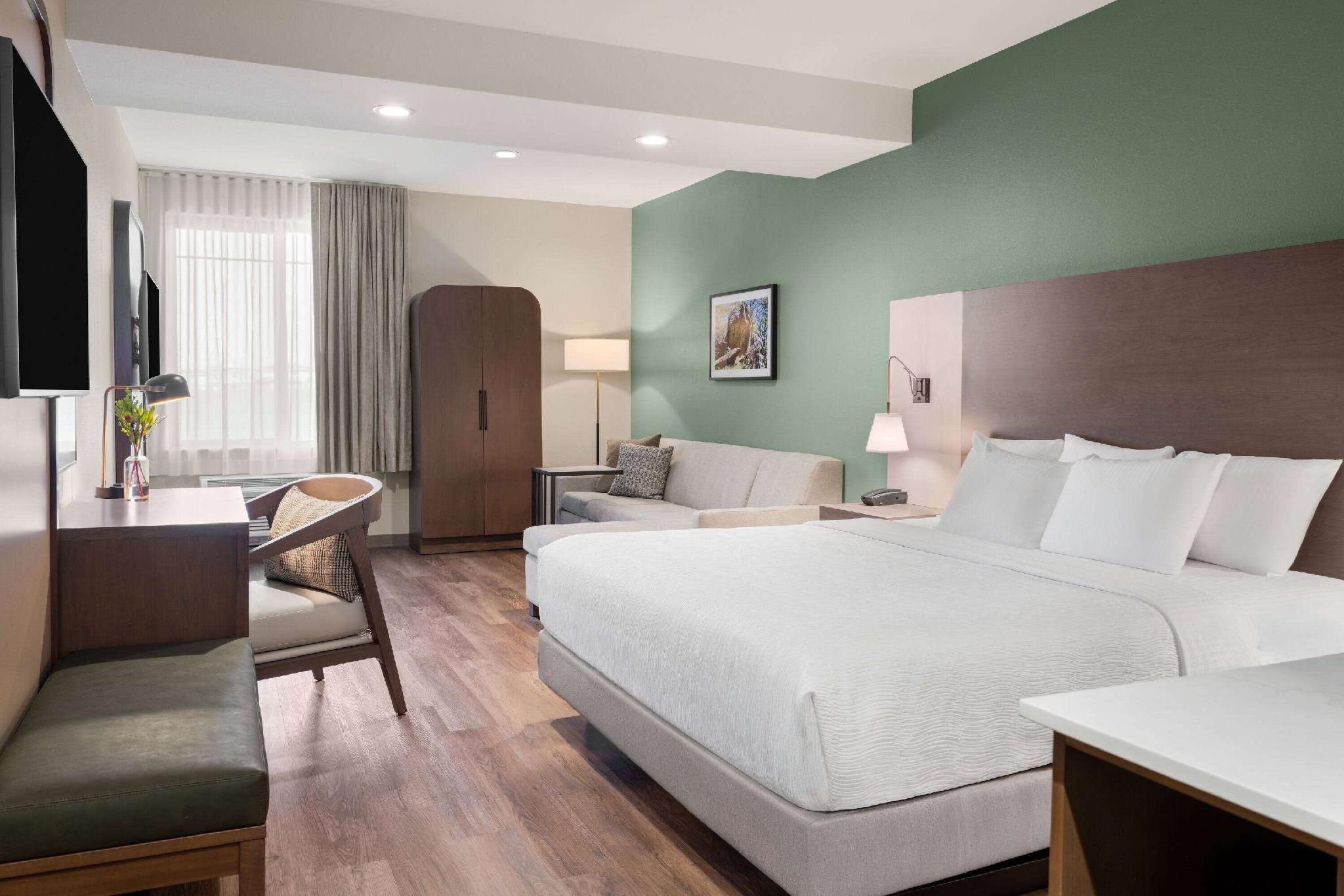 1 King Bed, Extended Room, Shower
