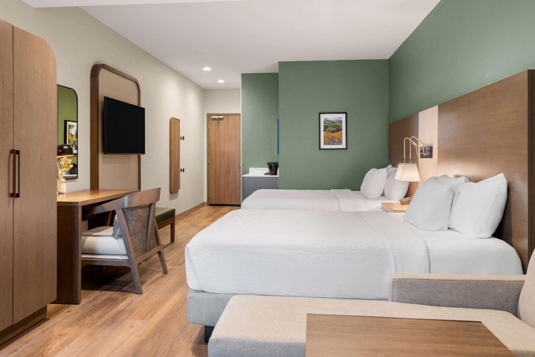 2 Queen Beds, Standard Room, Shower