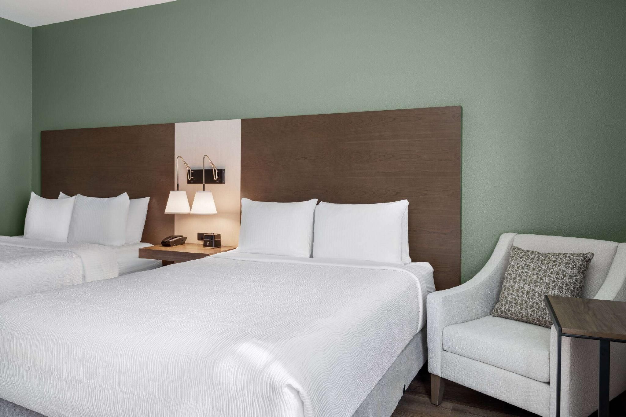2 Queen Beds, Standard Room, Bathtub