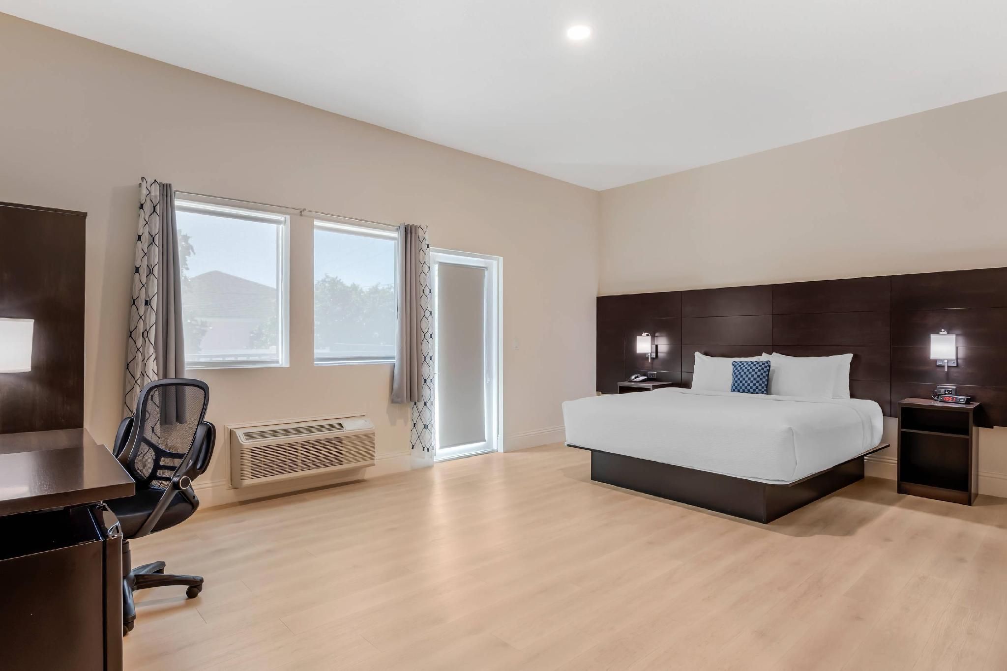 1 King Bed, Nonsmoking, Accessible