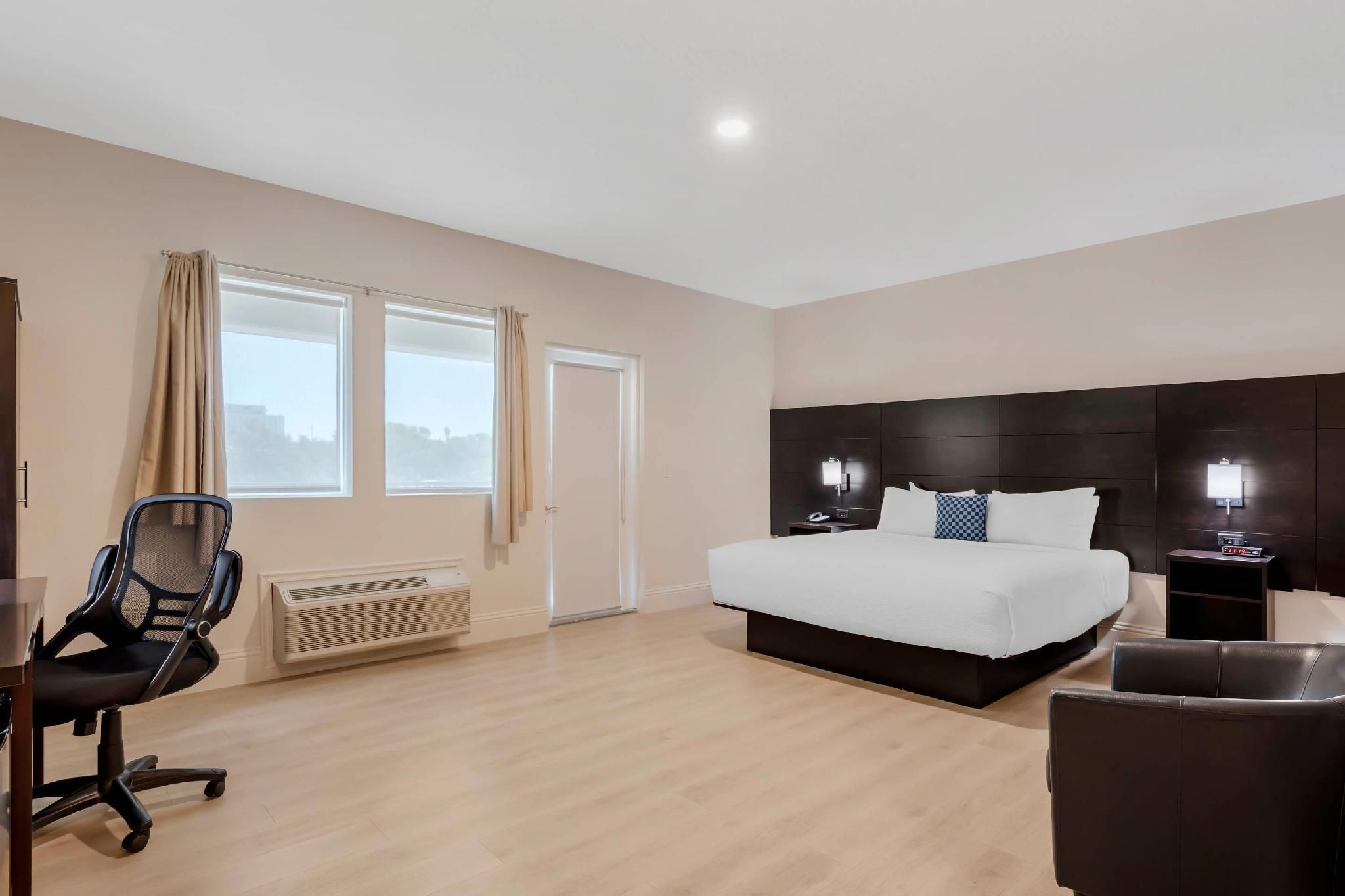 1 King Bed, Non-smoking, Accessible