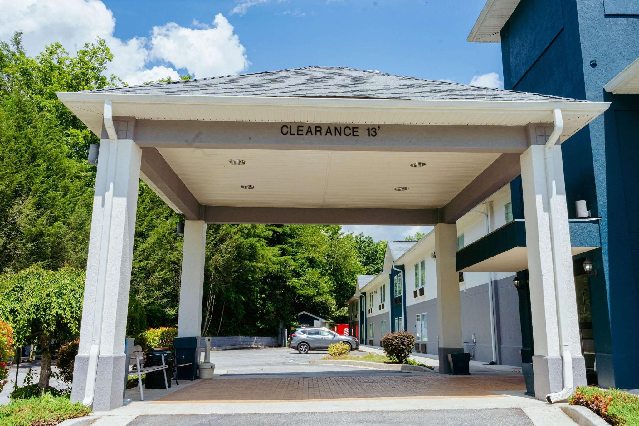Clarion Pointe-Dillard near Blue Ridge Mountains