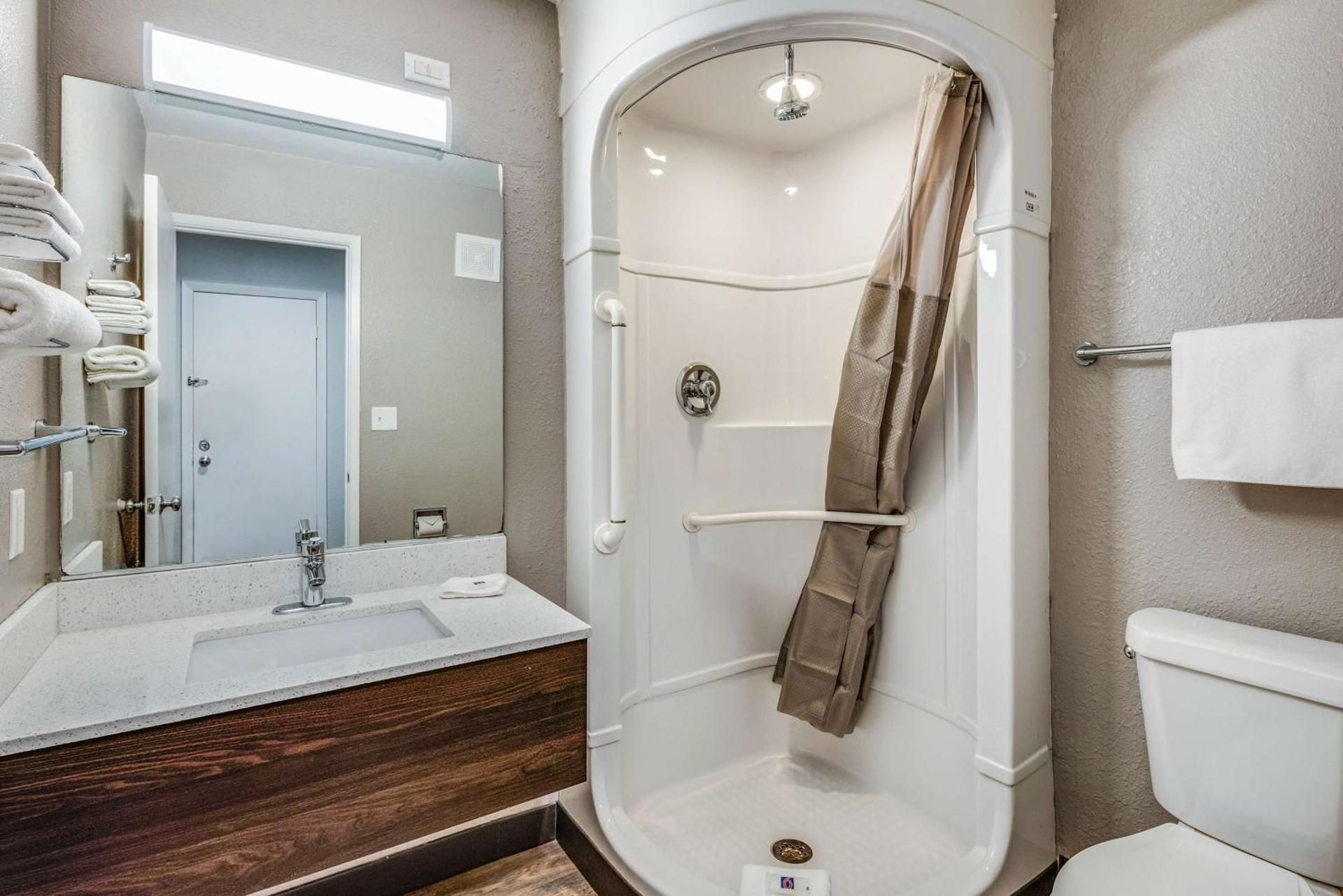 Deluxe King Room-Hearing accessible- Nonsmoking with Refrigerator and Microwave