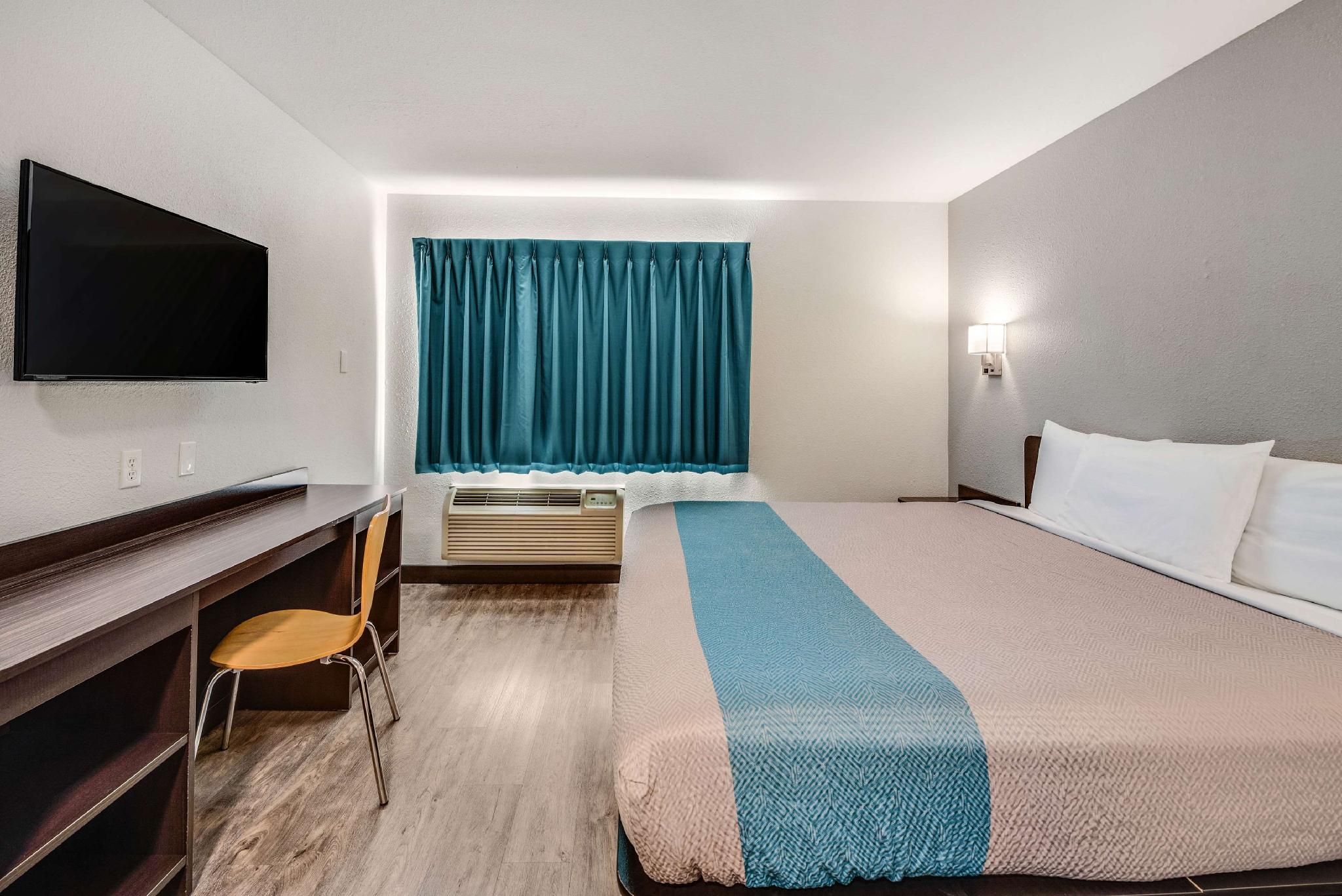 1 KING BED | MOB ACCESS TUB NSMK MINIFRIDG