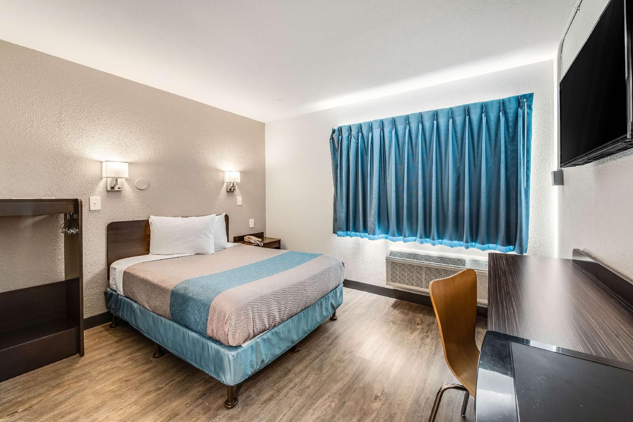 1 KING BED | MOB ACCESS TUB NSMK MINIFRIDG