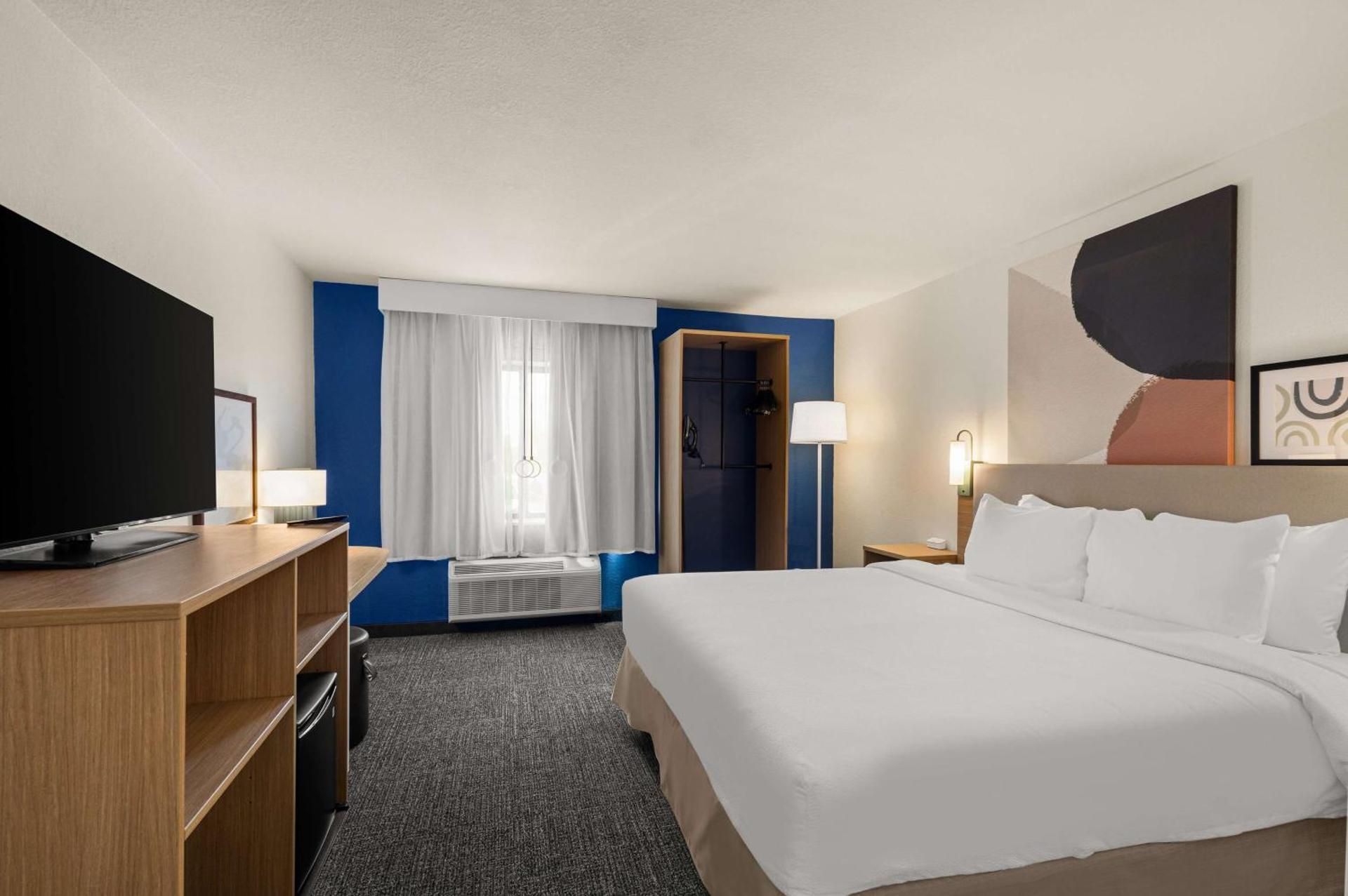 King Room with King Bed - Non-Smoking