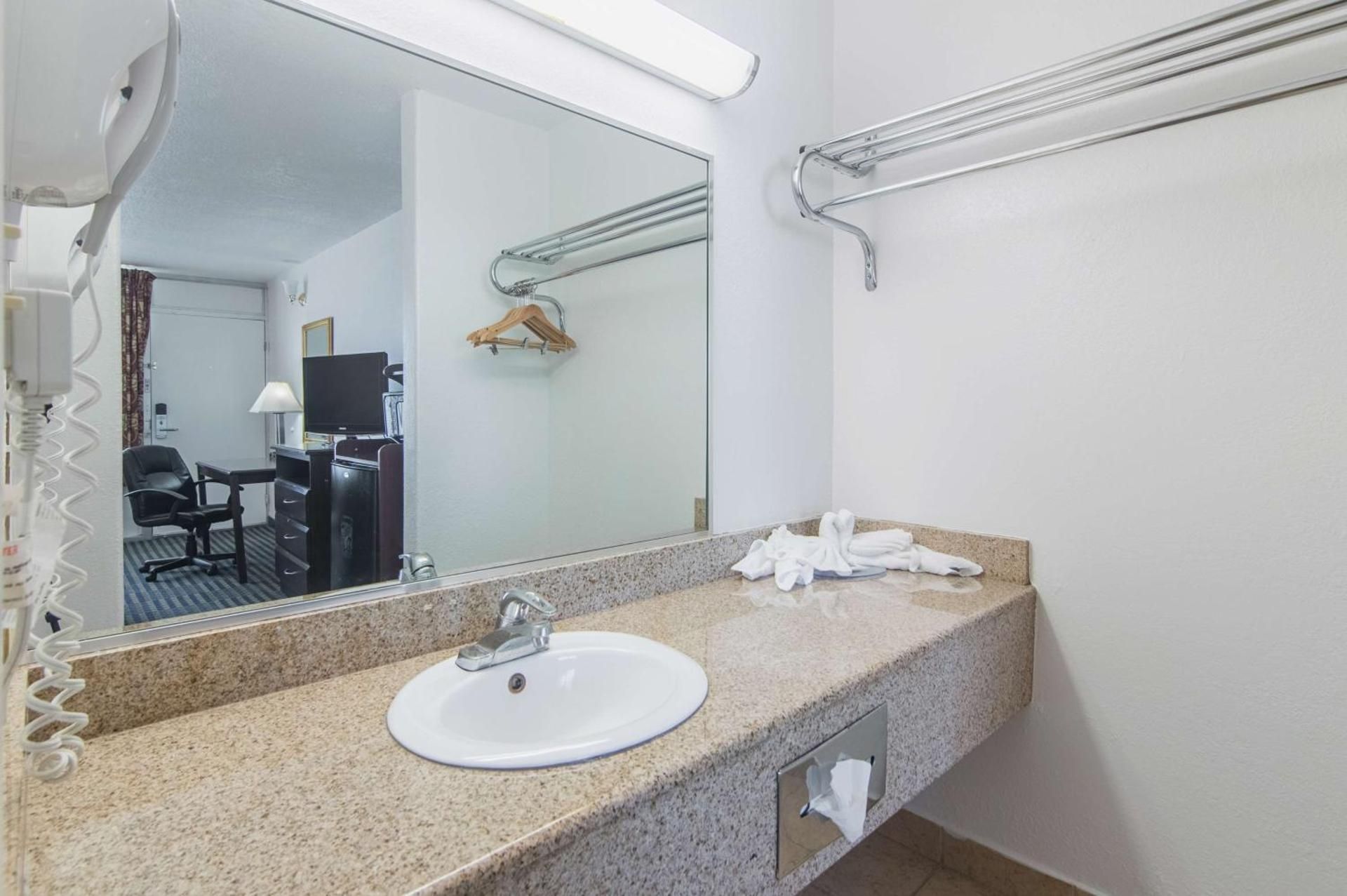 Motel 6 Liberal, KS Deluxe Queen Room - Non-Smoking 3