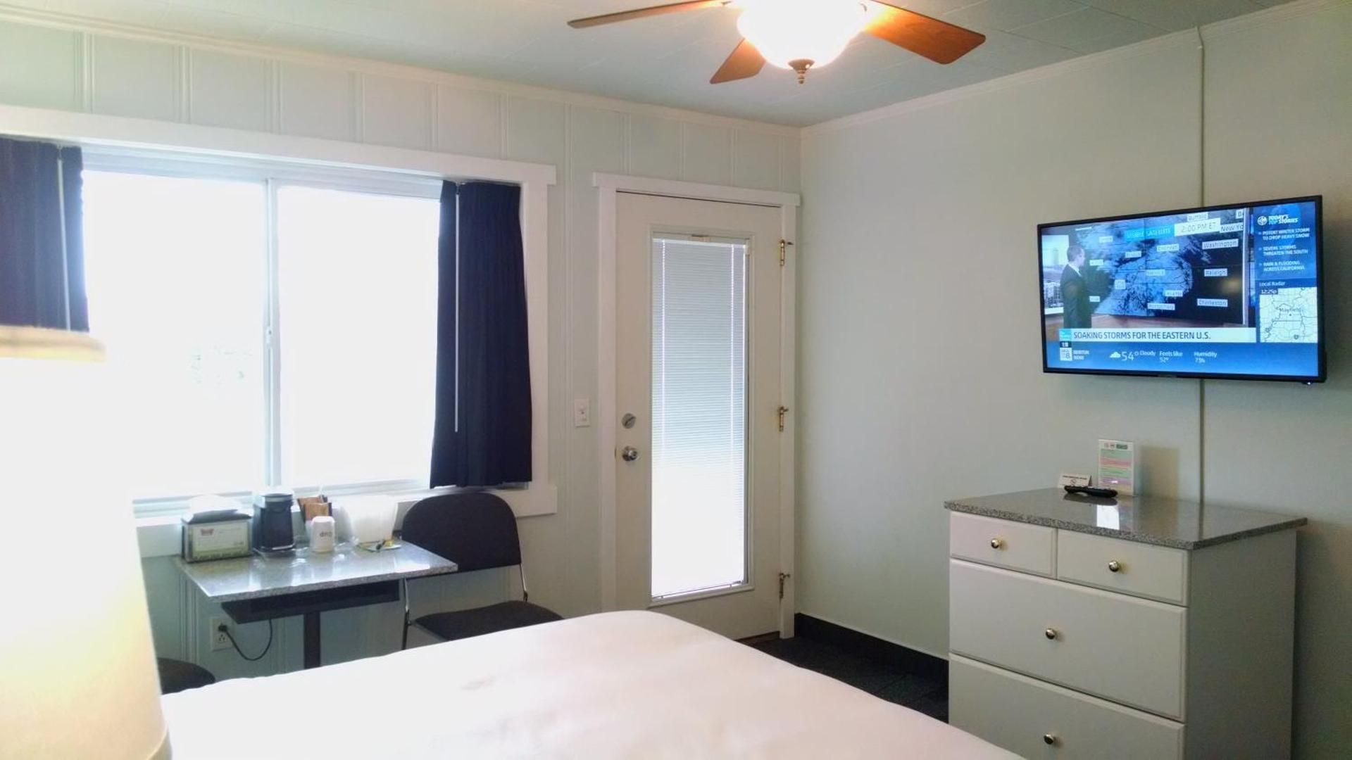 Murray Inn and Art Gallery Queen Room - Non-Smoking 3