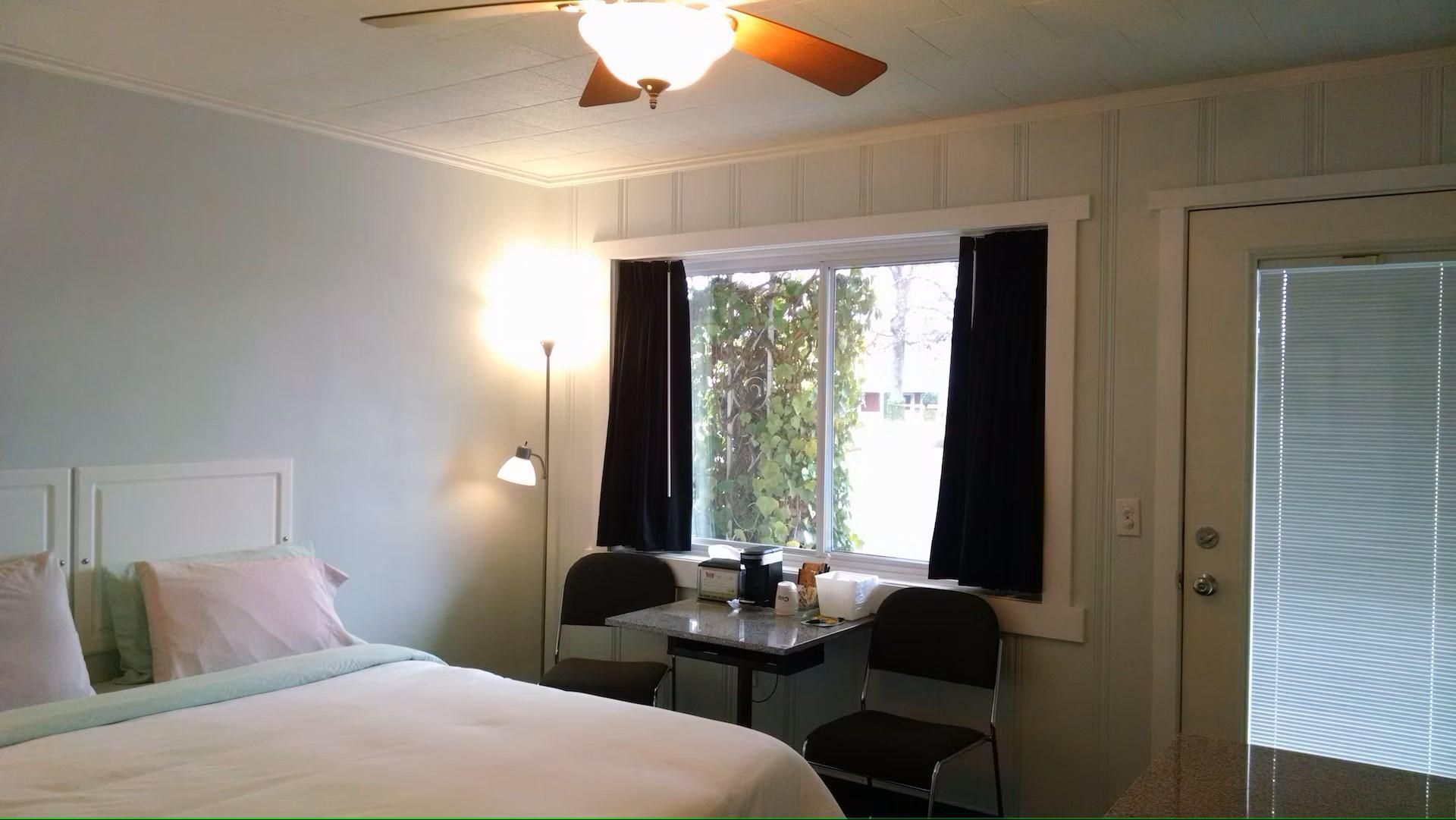 Murray Inn and Art Gallery Queen Room - Non-Smoking 2