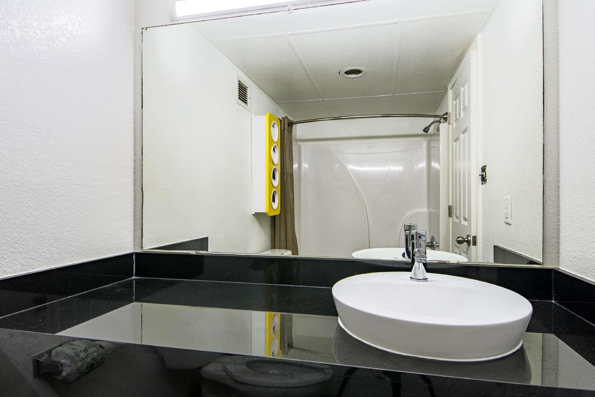 Motel 6 Opelousas, LA 1 KING BED | MOBILITY ACC TUB SMK MICFRIDGE 2