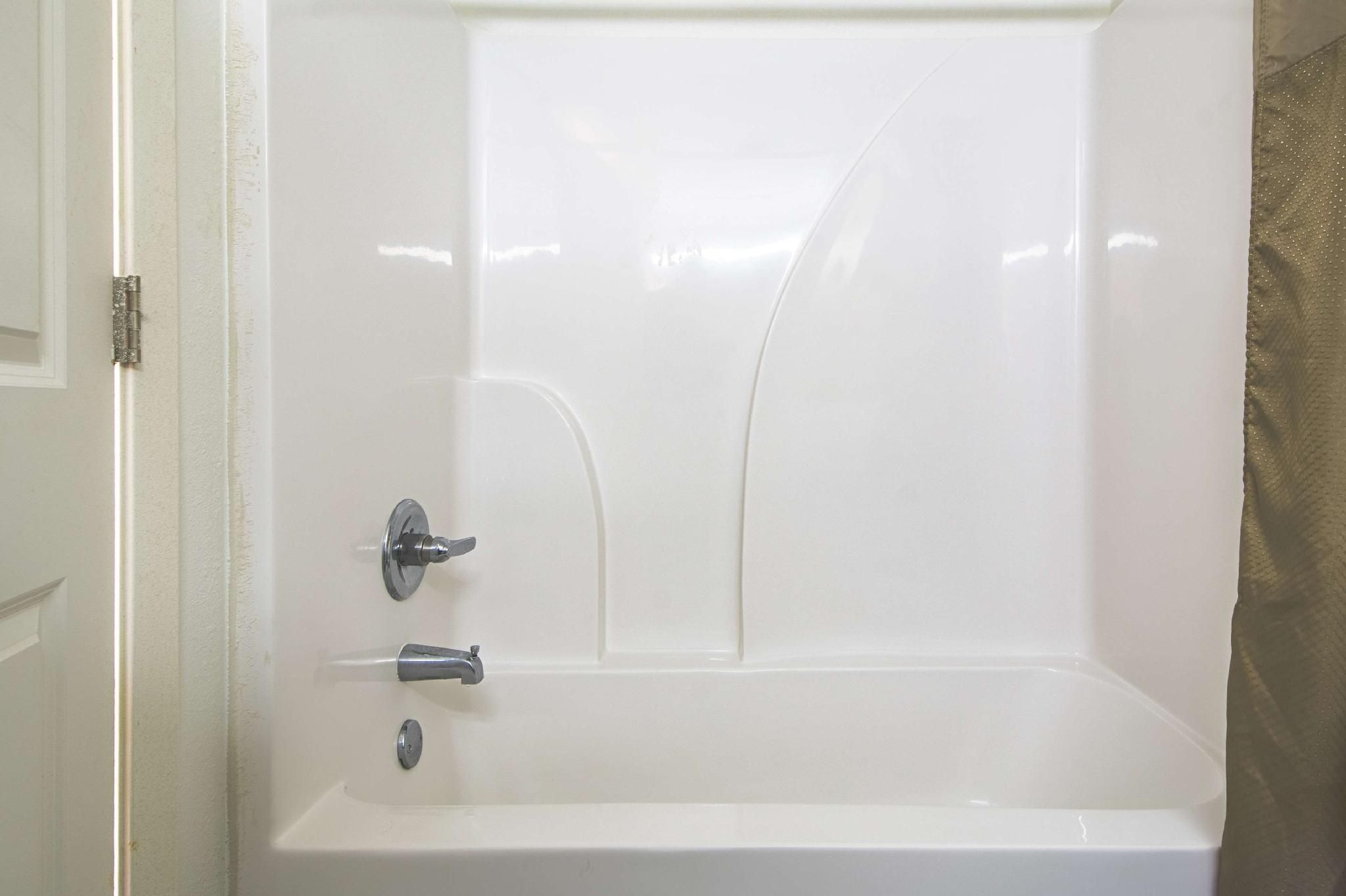 Motel 6 Opelousas, LA 1 KING BED | MOBILITY ACC TUB SMK MICFRIDGE 3