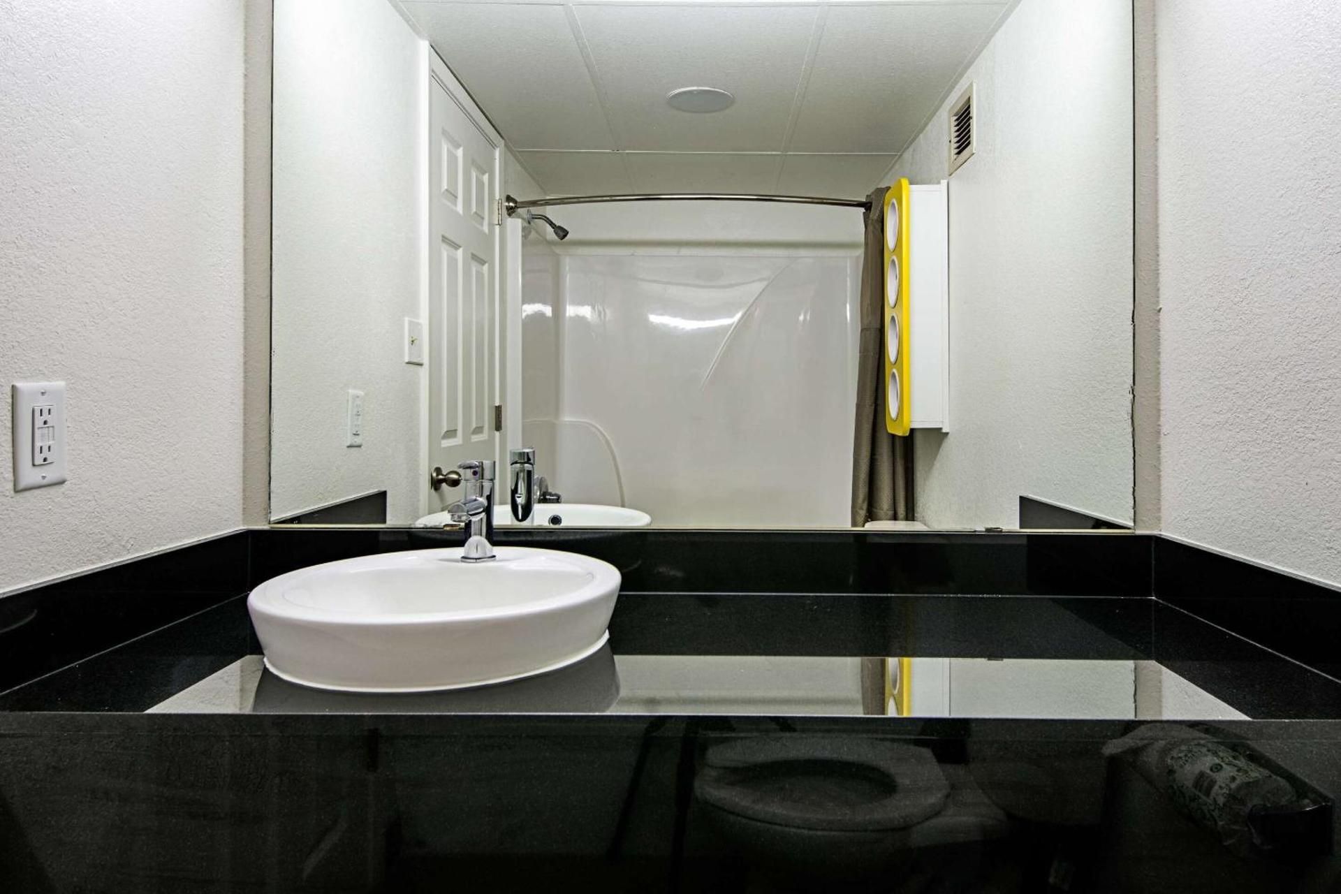 Motel 6 Opelousas, LA Queen Room with Two Queen Beds - Non-Smoking 2